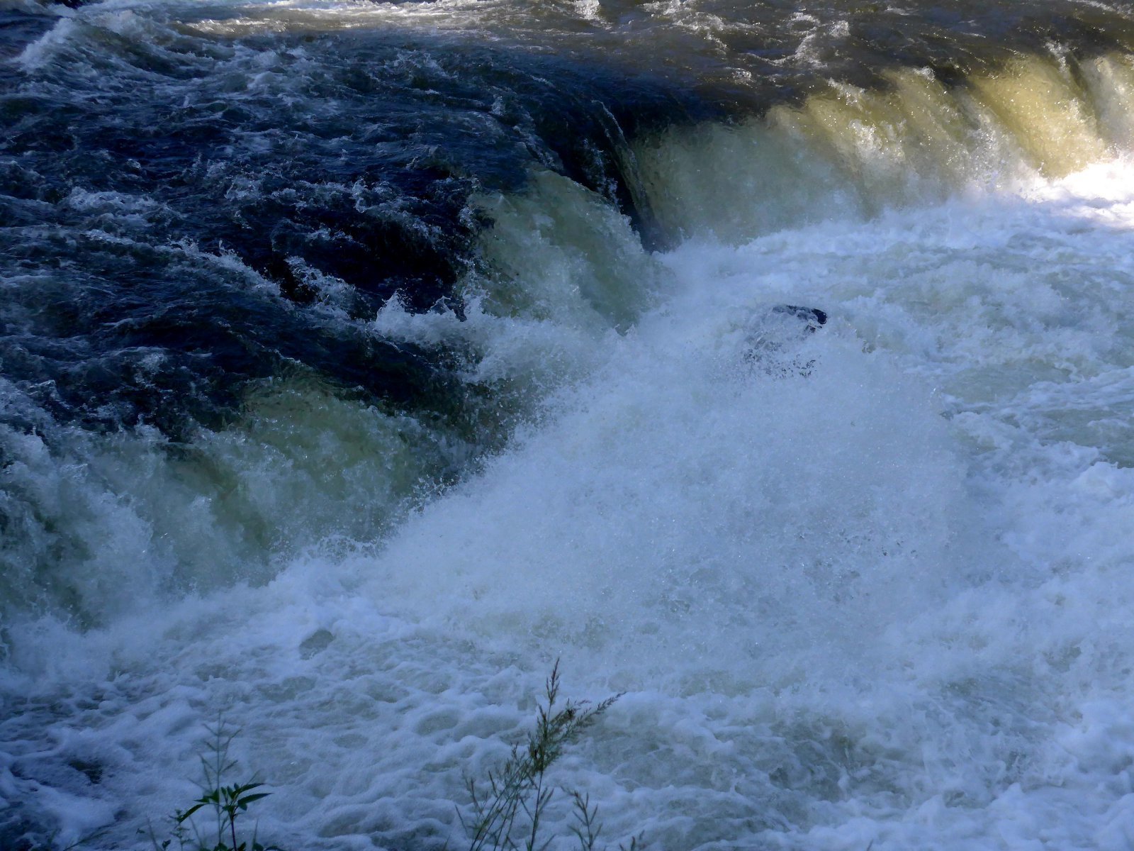 철원의 명소 직탕폭포. 높이는 3m에 불과하지만 폭이 80m에 이르는 독특한 형태로 ‘한국의 나이아가라’라는 별명을 갖고 있다.   양형모 기자