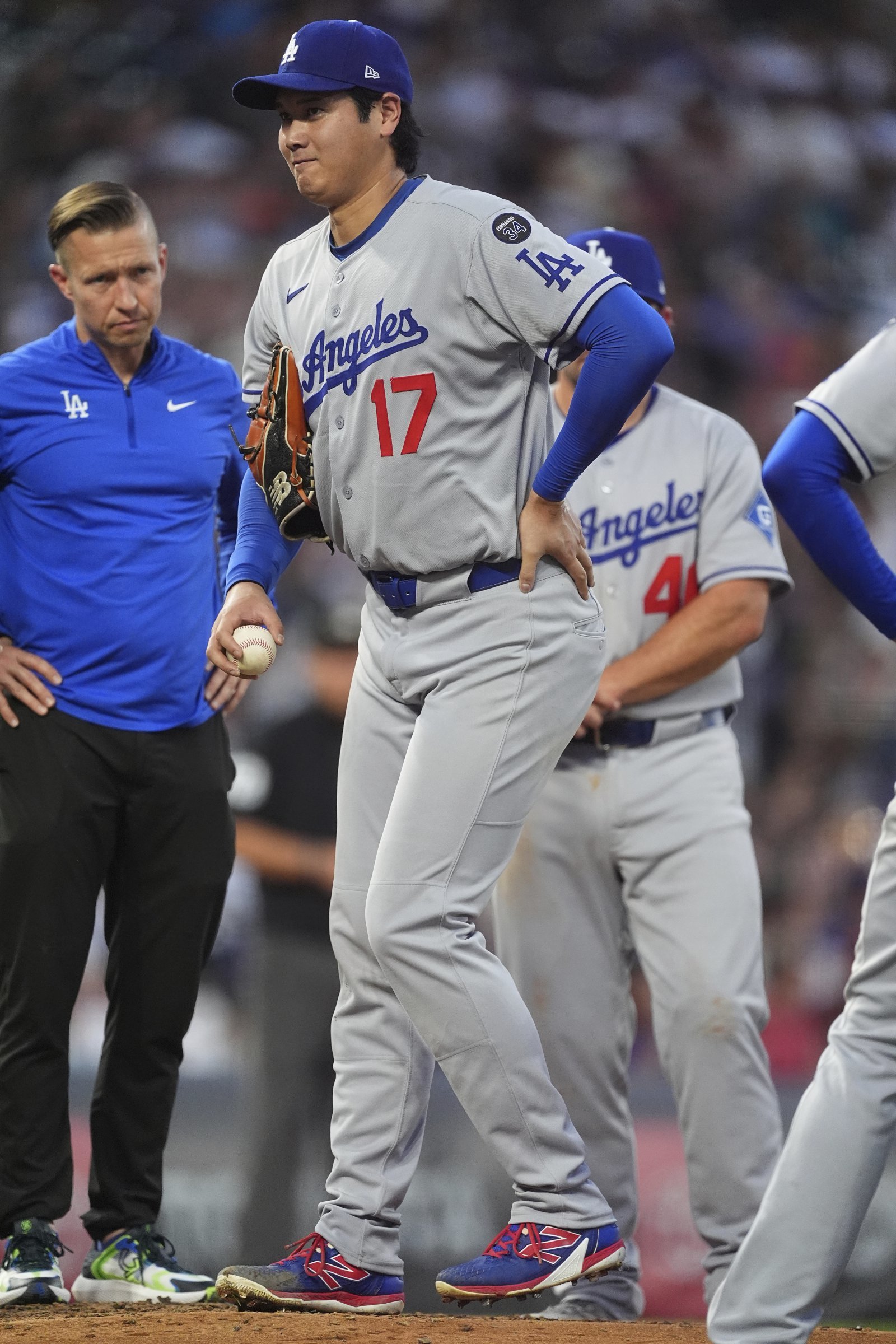 LA 다저스 오타니 쇼헤이(오른쪽)가 21일(한국시간) 쿠어스필드에서 열린 콜로라도 로키스와 원정경기에서 4이닝 9안타 무4사구 3탈삼진 5실점으로 패전투수가 됐다. 4회말 타구에 맞은 뒤 상태를 체크하고 있는 오타니. 덴버(미 콜로라도주)｜AP뉴시스