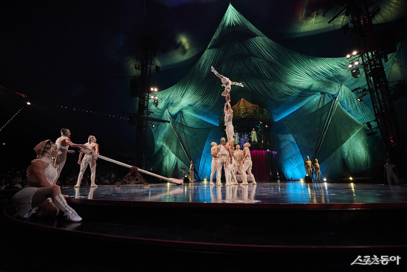 지난 20일 태양의서커스 쿠자의 ‘티터보드’ 공연 모습. (사진제공=㈜마스트 인터내셔널)