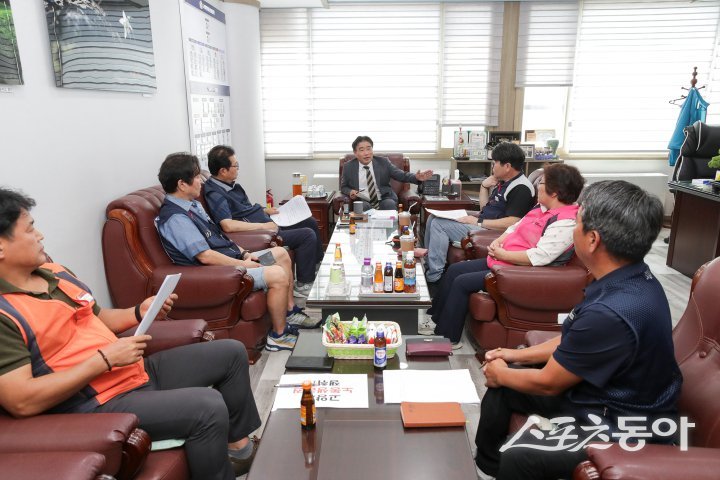 김운남 의장(가운데)은 21일 의장실에서 민주노총 경기도본부 고양파주지부와 간담회를 갖고 있다. 사진제공ㅣ고양시의회