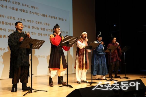 ‘독도장군 장한상’ 제작발표회가 20일 열려 배우들이 이야기하고 있는 모습. 사진제공ㅣ의성군