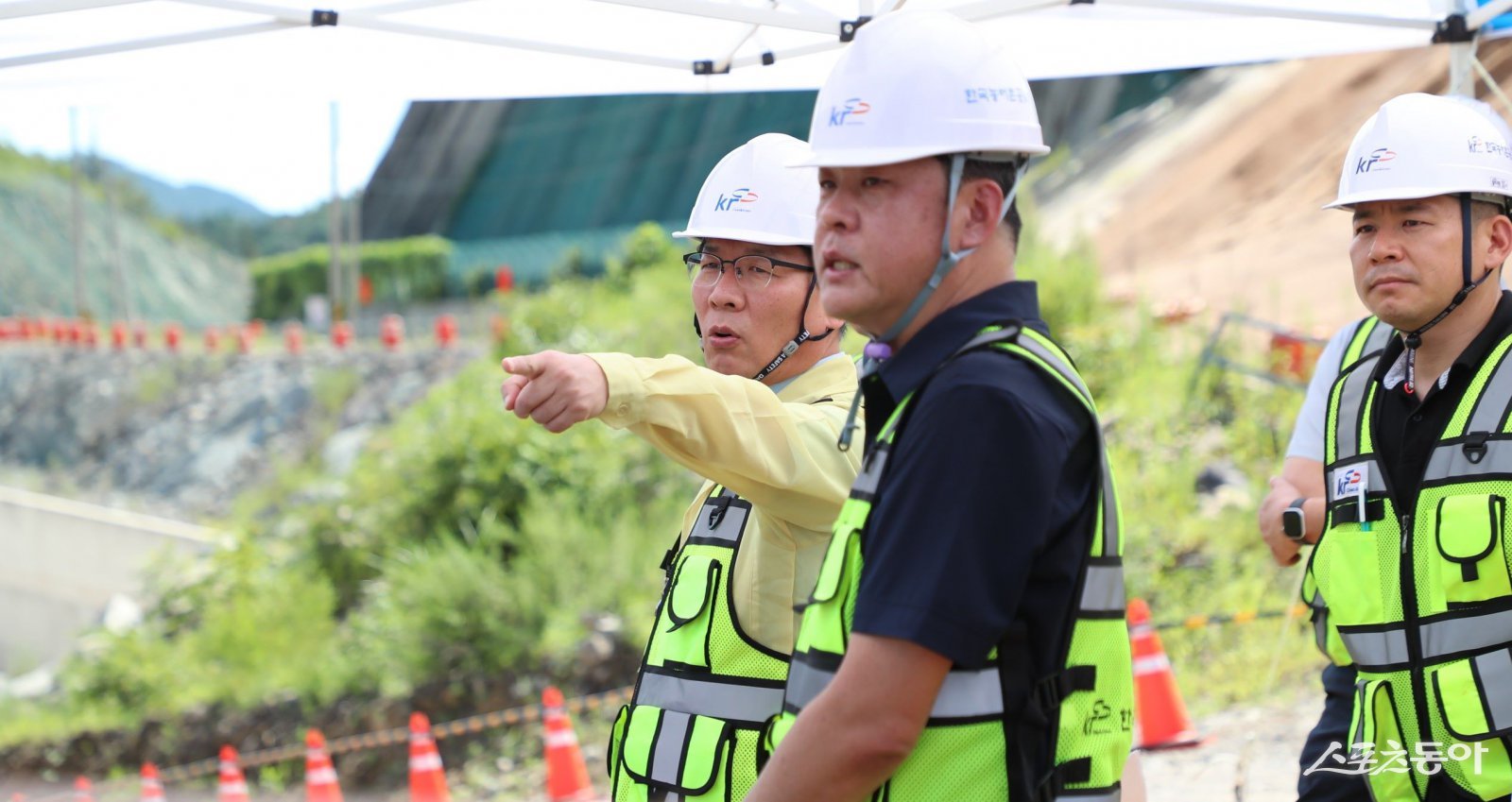 김인중 한국농어촌공사 사장은 21일 전남 강진 월남지구 다목적 농촌용수 개발사업 현장을 찾아 직접 안전관리 현황을 점검하고, 현장 근로자와 안전토론을 진행했다. 사진제공=한국농어촌공사