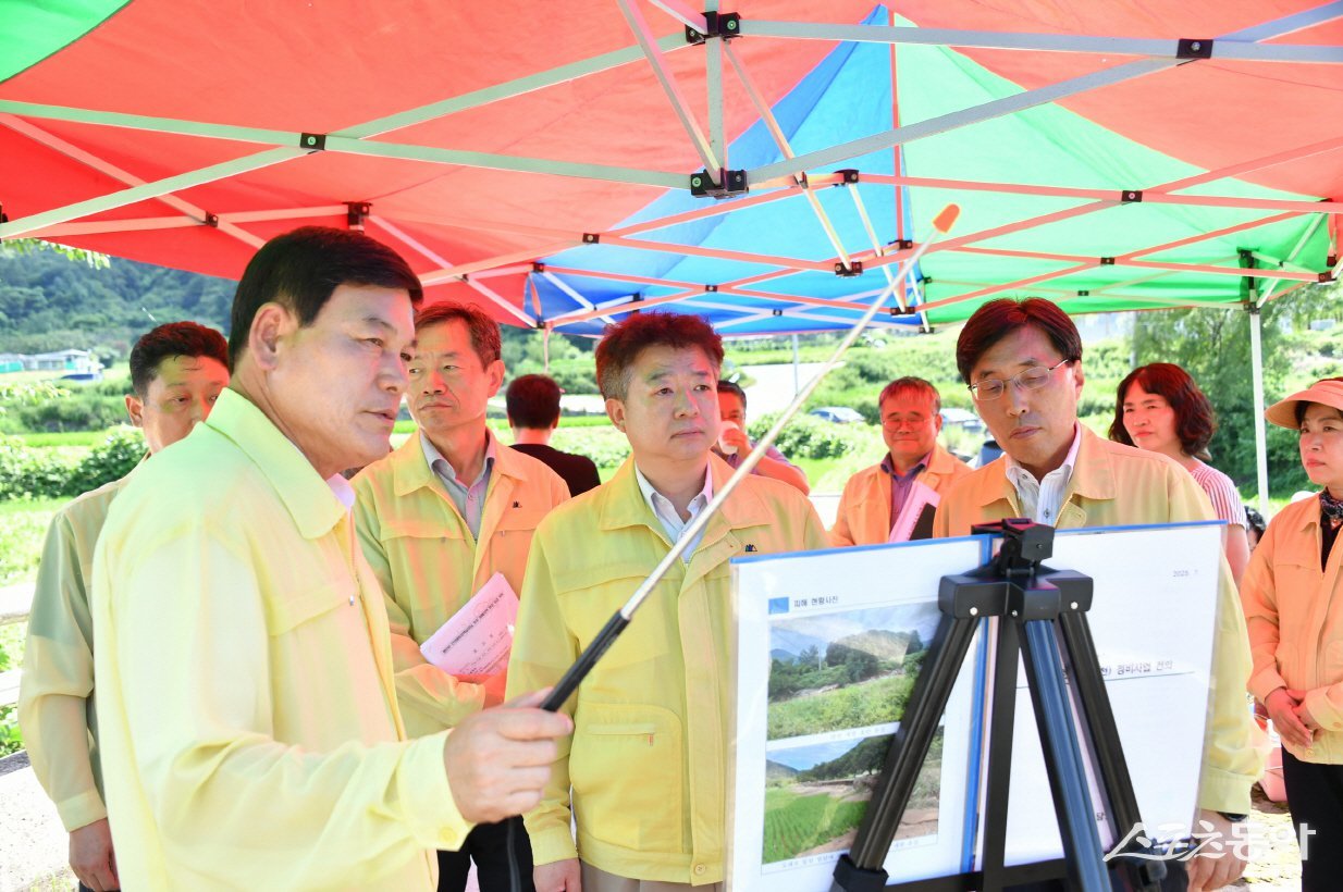 정철원 담양군수가 최근 행안부 안전에방정책실장 등과 호우 피해지역 현장 복구상황을 점검하고 있다. 사진제공=담양군