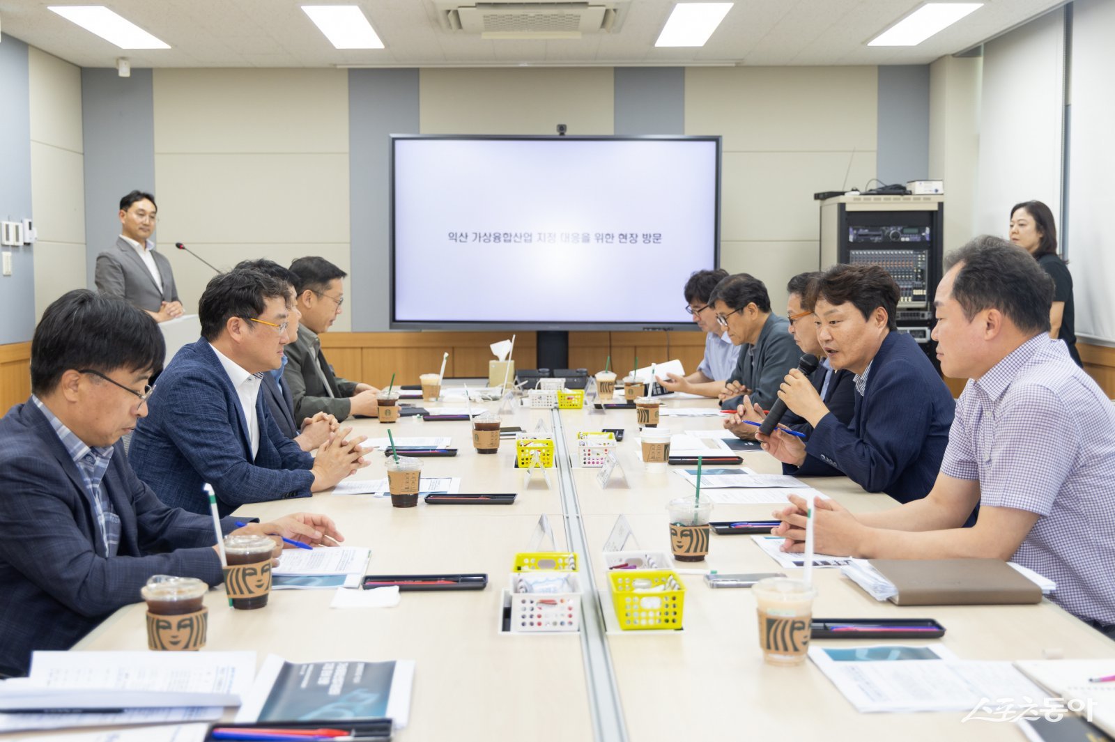 익산시가 21일 전북특별자치도, 유관기관과 함께 광역별 가상융합산업 지원센터 지정을 위한 대응 방안에 대해 논의하고 있다. 사진제공=익산시