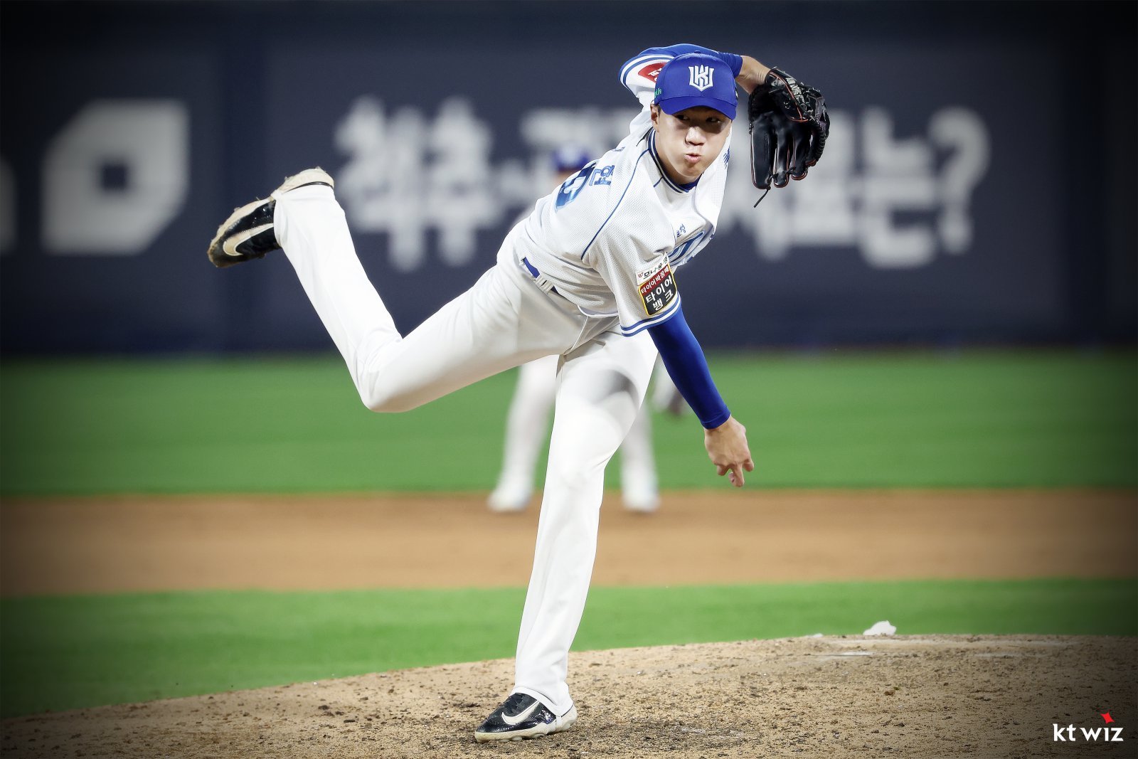 KT 김동현은 20일 수원 SSG와 홈경기에서 1군 데뷔전을 치렀다. 그는 위력적인 포심 패스트볼과 포크볼을 앞세워 1이닝 무실점을 기록하며 데뷔전을 성공적으로 마무리했다. 사진제공｜KT 위즈