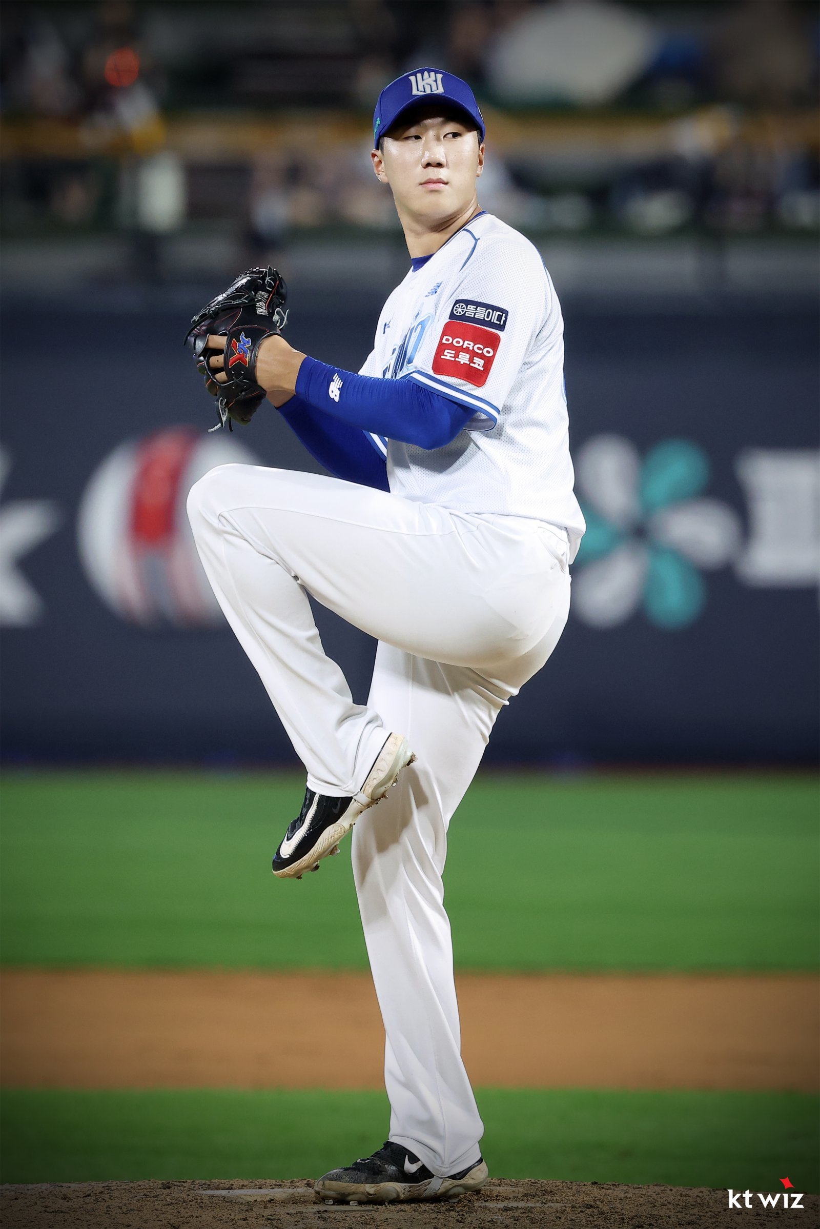 KT 김동현은 20일 수원 SSG와 홈경기에서 1군 데뷔전을 치렀다. 그는 위력적인 포심 패스트볼과 포크볼을 앞세워 1이닝 무실점을 기록하며 데뷔전을 성공적으로 마무리했다. 사진제공｜KT 위즈