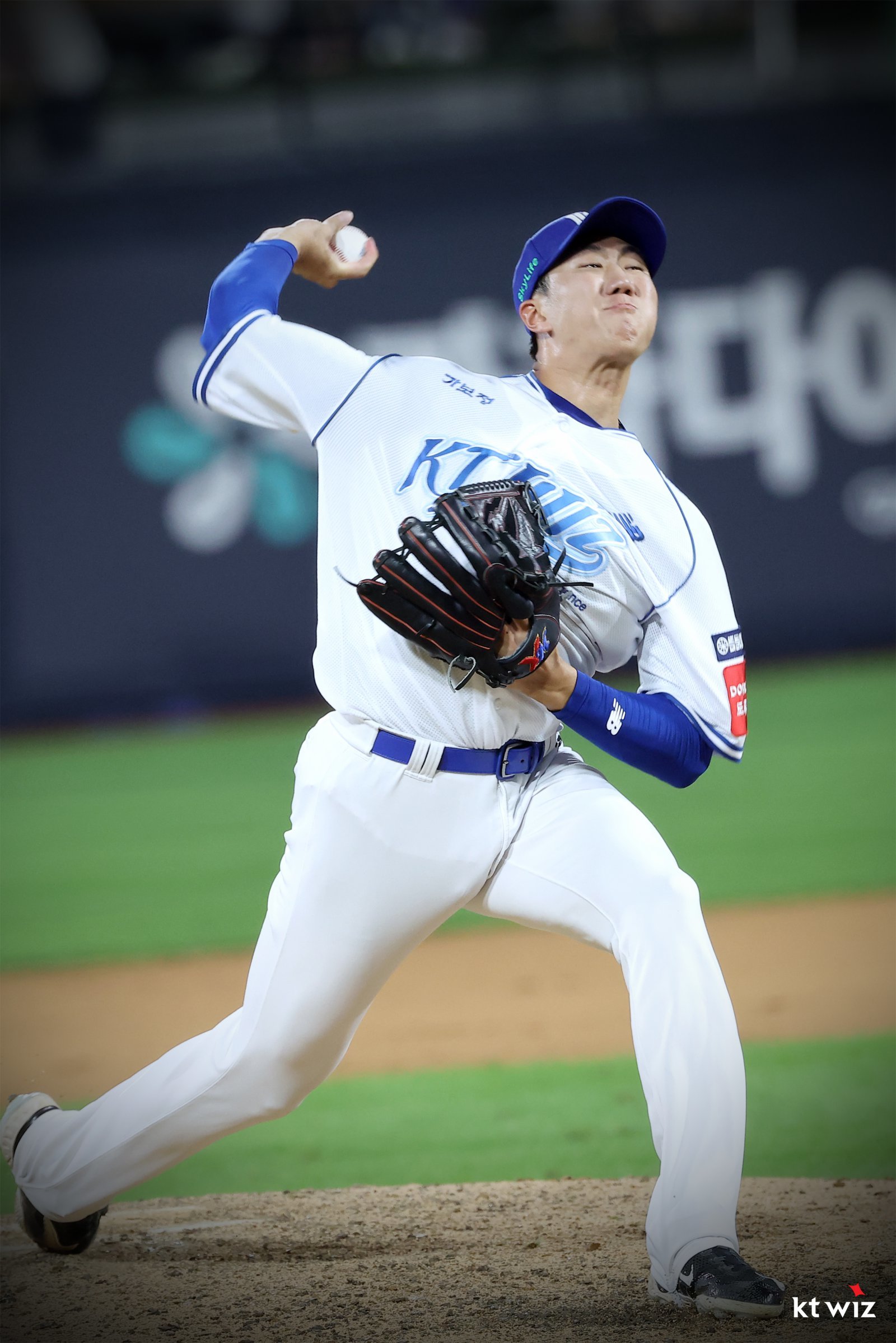 KT 김동현은 20일 수원 SSG와 홈경기에서 1군 데뷔전을 치렀다. 그는 위력적인 포심 패스트볼과 포크볼을 앞세워 1이닝 무실점을 기록하며 데뷔전을 성공적으로 마무리했다. 사진제공｜KT 위즈