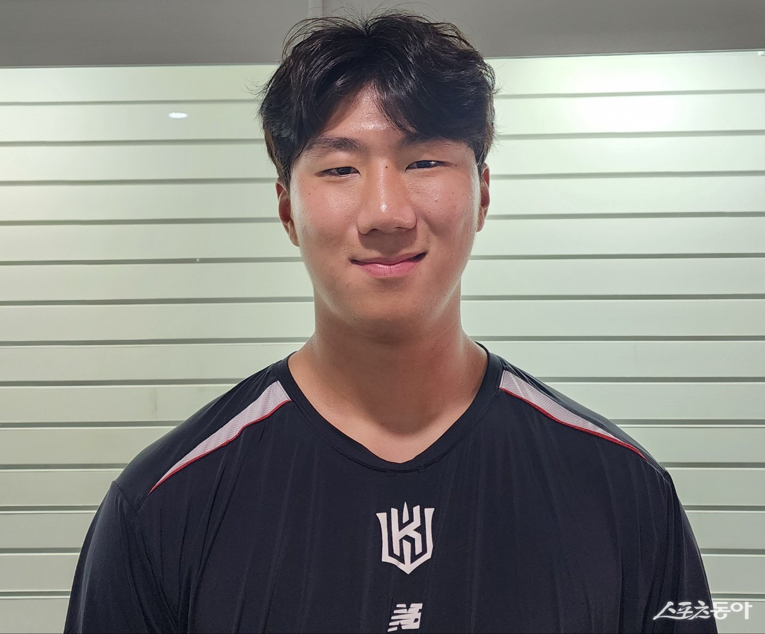 KT 김동현은 20일 수원 SSG와 홈경기에서 1군 데뷔전을 치렀다. 그는 위력적인 포심 패스트볼과 포크볼을 앞세워 1이닝 무실점을 기록하며 데뷔전을 성공적으로 마무리했다. 수원｜박정현 기자