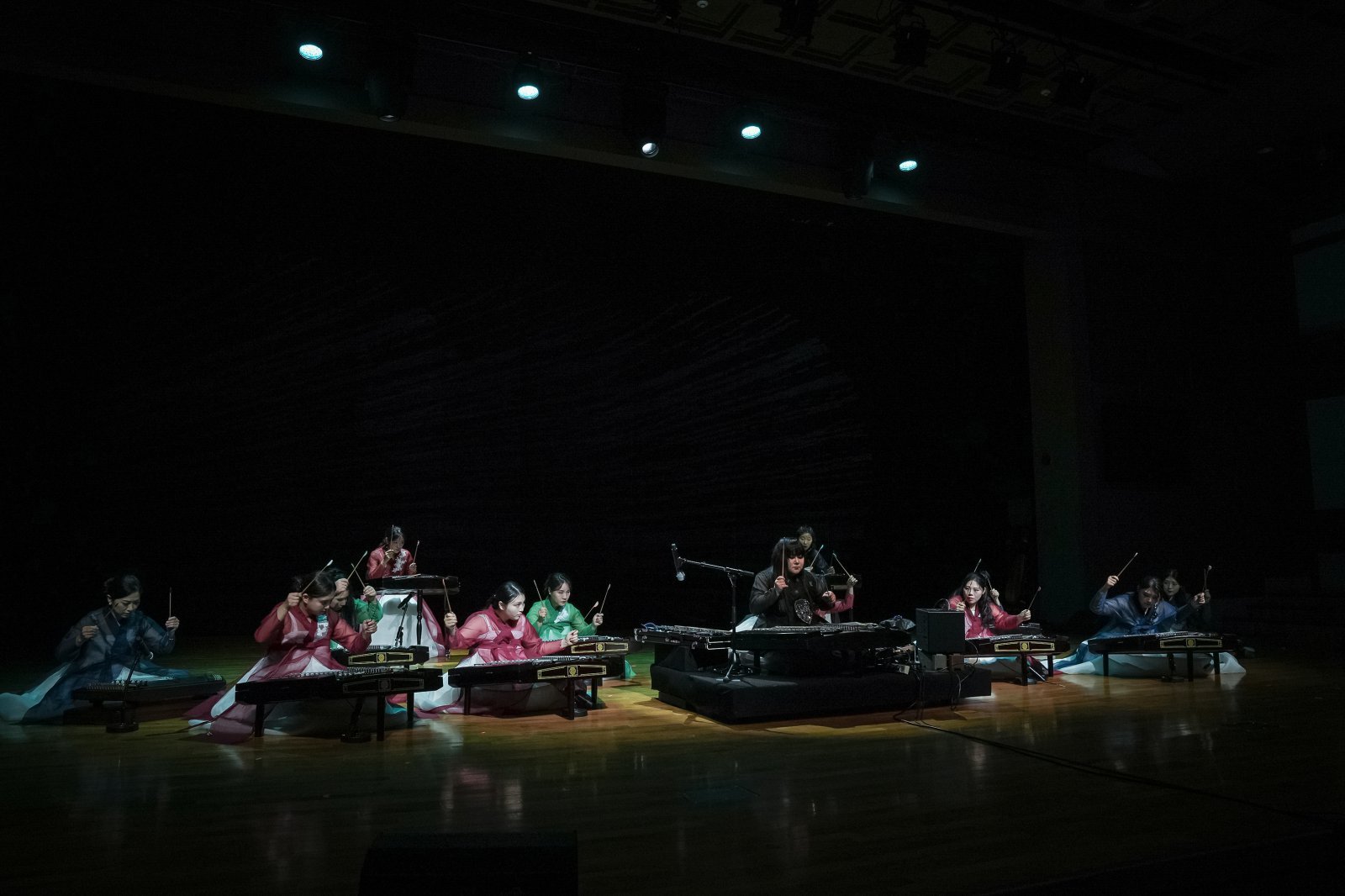 윤은화 한국양금협회장(가운데)의 연주모습. 한국양금협회 제공