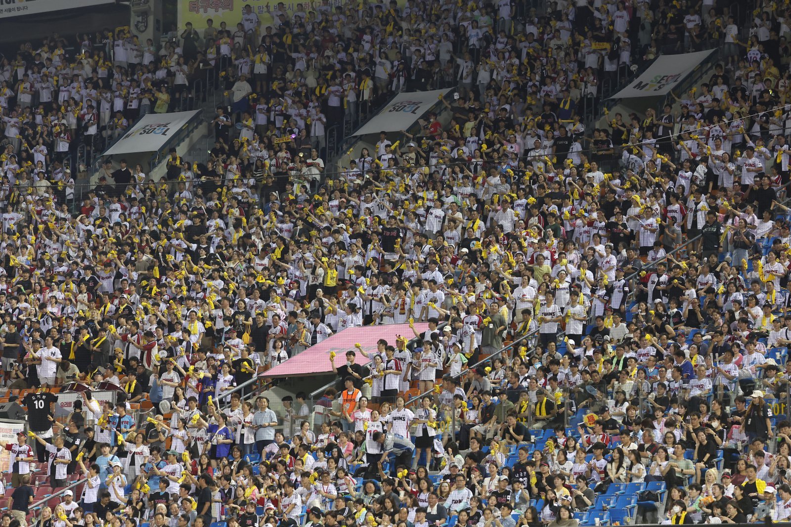21일 잠실 롯데-LG전이 매진됐다. LG의 올 시즌 35번째 홈경기 매진이다. 20일 경기에서 응원하고 있는 팬들. 뉴시스