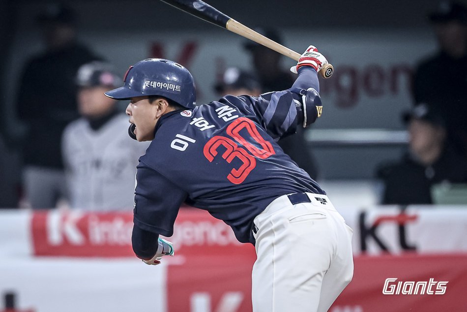 롯데 자이언츠 이호준이 데뷔 첫 홈런을 발사했다. 사진제공｜롯데 자이언츠