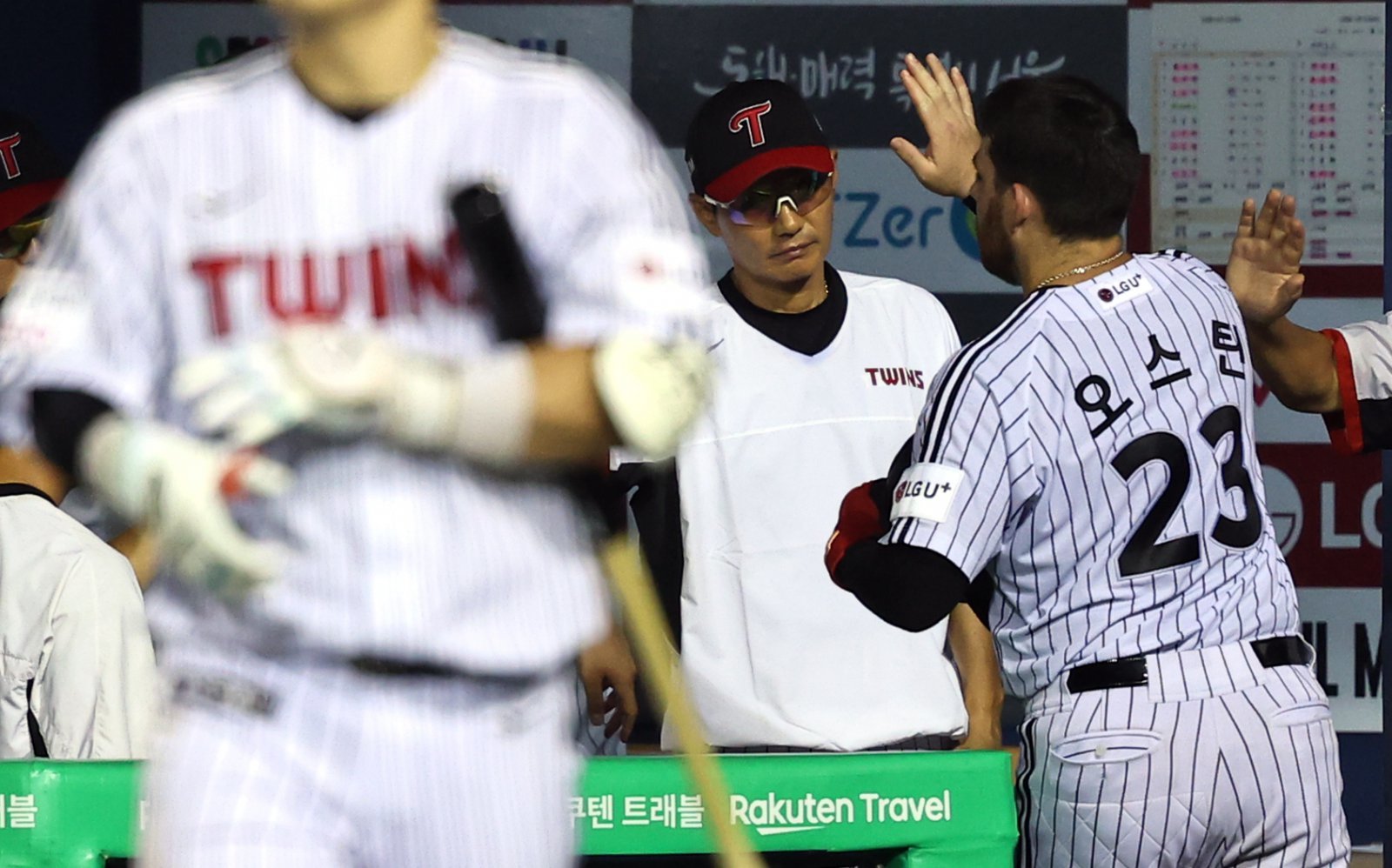 LG 오스틴(오른쪽)이 21일 잠실 롯데전에서 홈을 밟은 뒤 염경엽 감독과 하이파이브를 하고 있다. 잠실｜뉴시스
