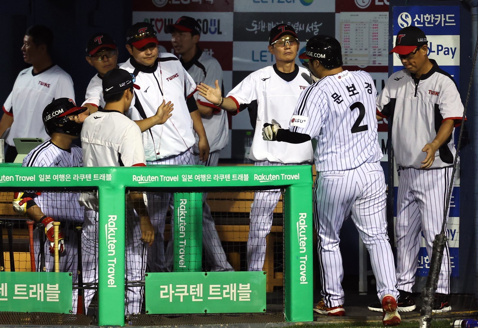 LG 문보경(2번)이 21일 잠실 롯데전에서 득점한 뒤 염경엽 감독과 하이파이브를 하고 있다. 잠실|뉴시스