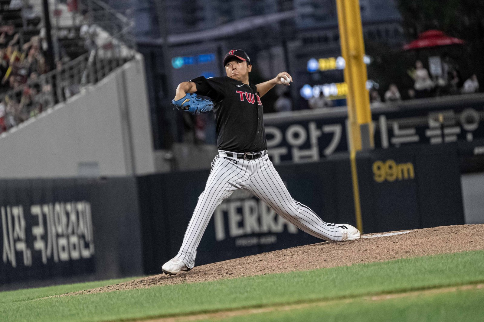 LG 송승기가 22일 광주 KIA전에서 5이닝 1실점의 호투로 10승(5패)째를 따냈다. 이날 14-2로 승리한 LG는 2위 한화(65승3무48패)와 격차를 5.5경기로 벌렸다. 사진제공｜LG 트윈스
