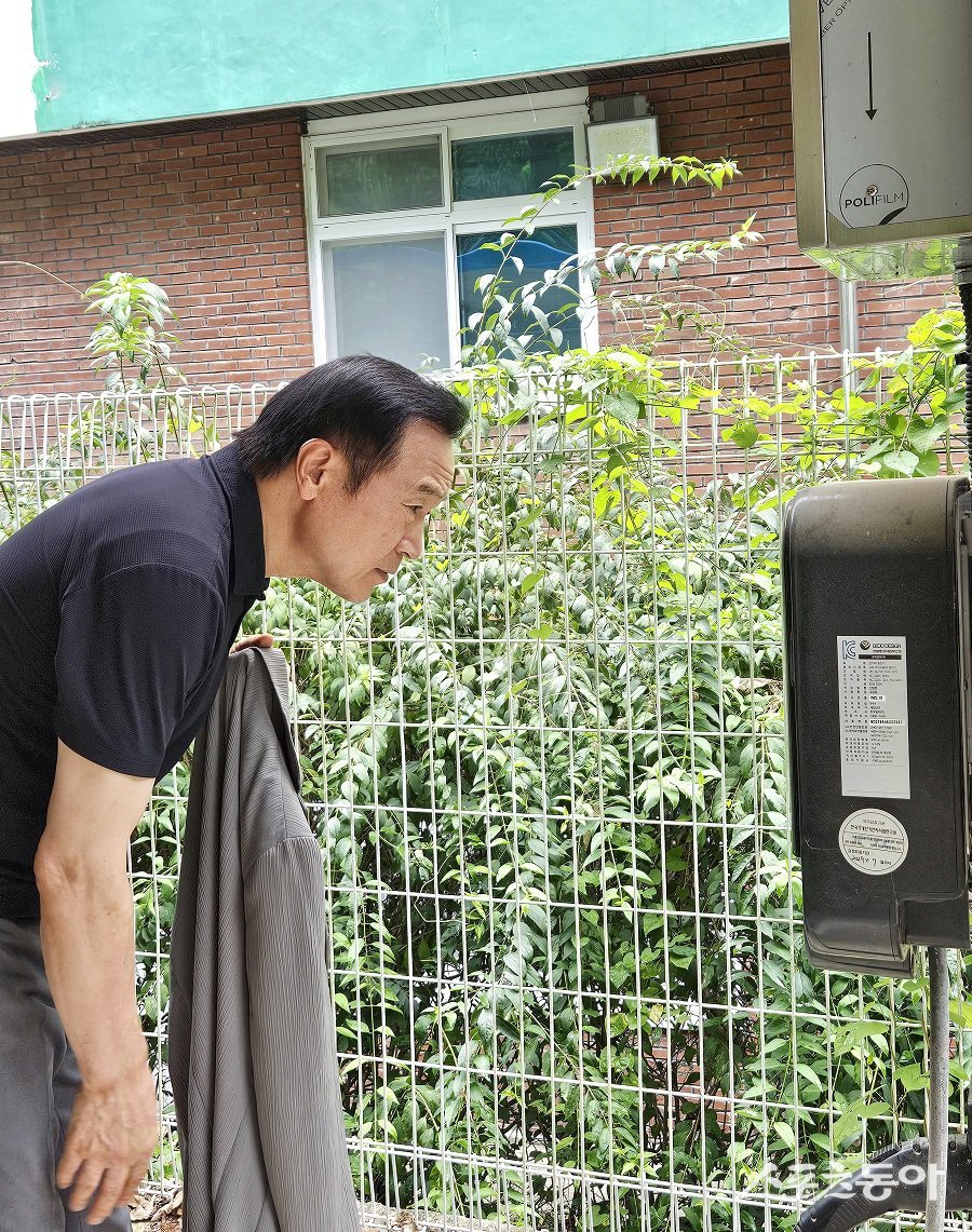 임태희 경기도교육감이 학교와 유치원을 전기차 충전기 의무 설치 대상에서 제외할 수 있다는 법제처의 유권해석을 근거로 조례 개정을 추진하겠다고 밝혔다(학교 내 전기차 충전시설 교육감 방문 모습). 사진제공｜경기도교육청