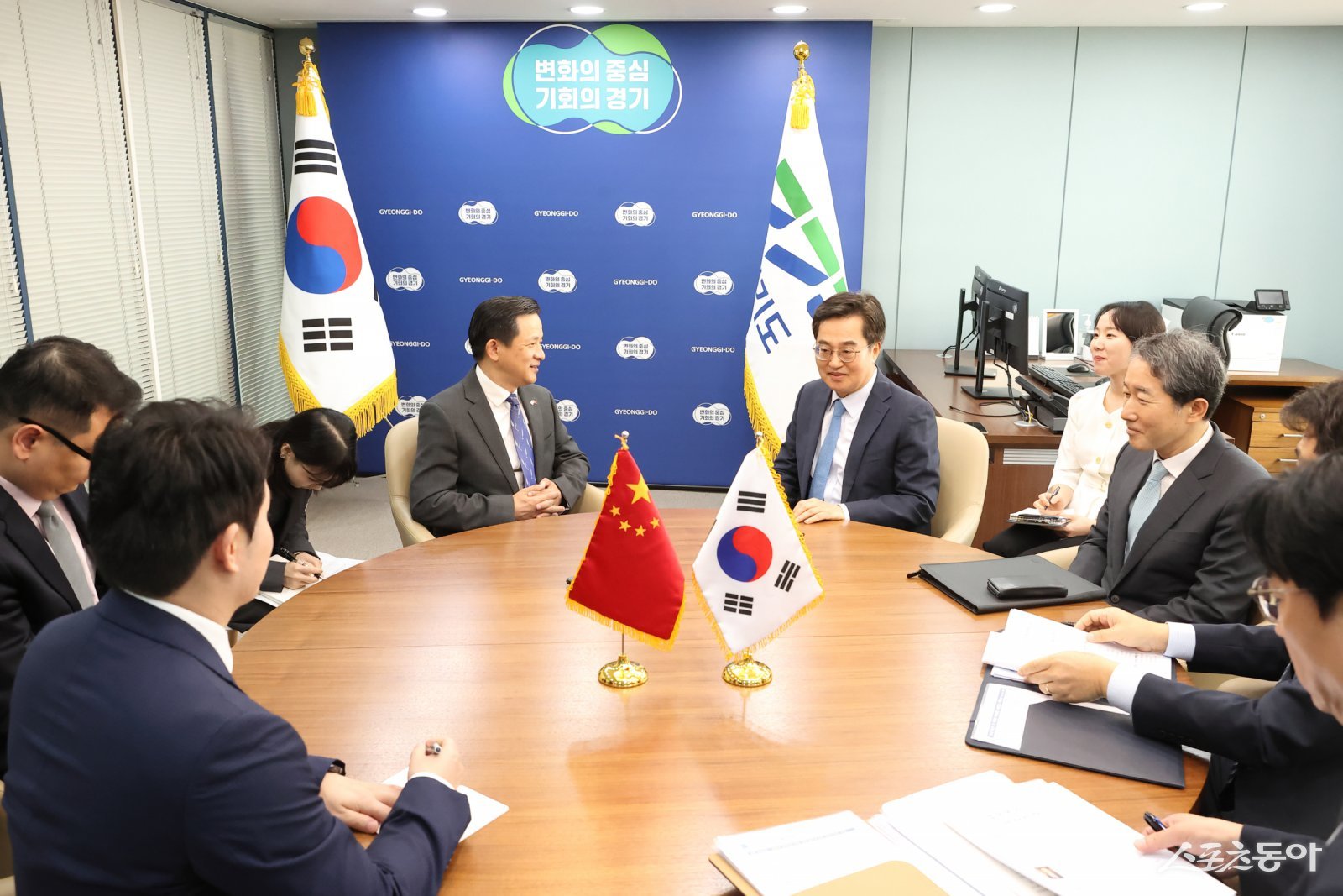 김 지사는 한중 수교 기념일(8월 24일)을 앞둔 지난 21일 오후 경기도중앙협력본부에서 다이빙(戴兵) 주한중국대사와 면담을 갖았다. 사진제공｜경기도