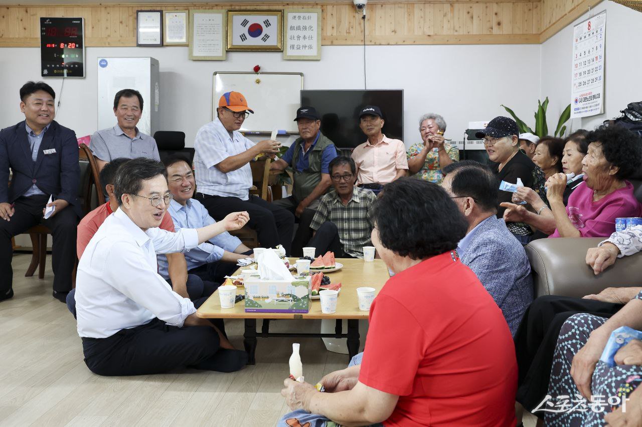 김동연 경기도지사가 지난 21일 평택시 포승읍과 통복시장을 잇는 민생투어에서 어르신과 상인들과 직접 눈높이를 맞추며 소통했다. 사진제공|경기도