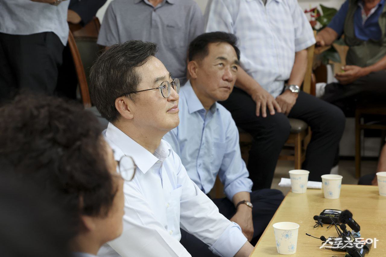 김 지사가 첫 방문한 곳은 포승읍 내기1리 무더위 쉼터였다. 30여 명의 어르신이 모인 쉼터에 들어선 김 지사는 소파 위에 앉아 대화하라는 권유를 정중히 거절하고, 스스로 바닥에 앉아 어르신들과 눈높이를 맞췄다. 사진제공|경기도