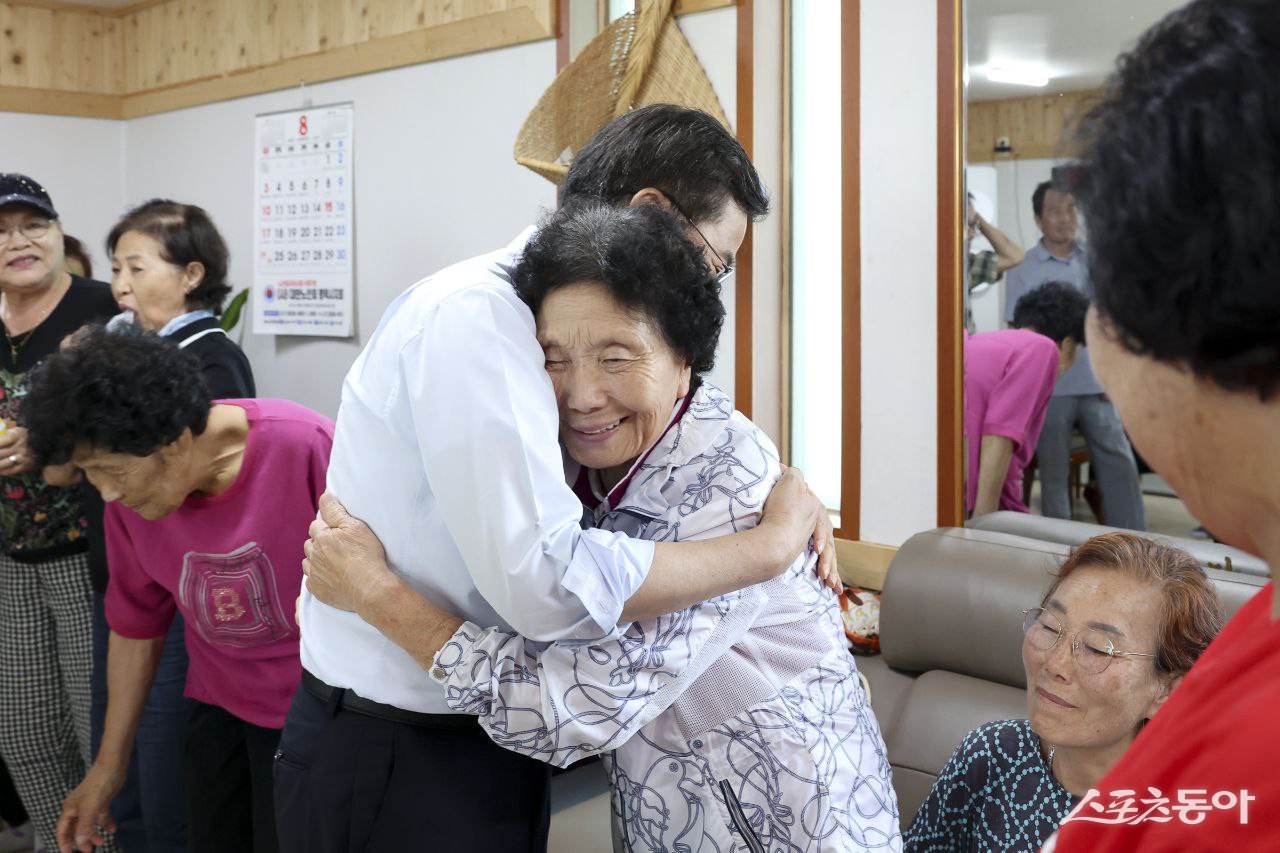 김 지사는 이날 자신의 아흔 된 어머니의 건강을 언급하며 가족 이야기를 나누는 등 자연스럽게 대화를 이어갔다. 자리를 떠나기 전에도 “건강하게 오래 사시길 바란다”며 어르신들과 손을 잡거나 부둥켜 안았다. 사진제공|경기도