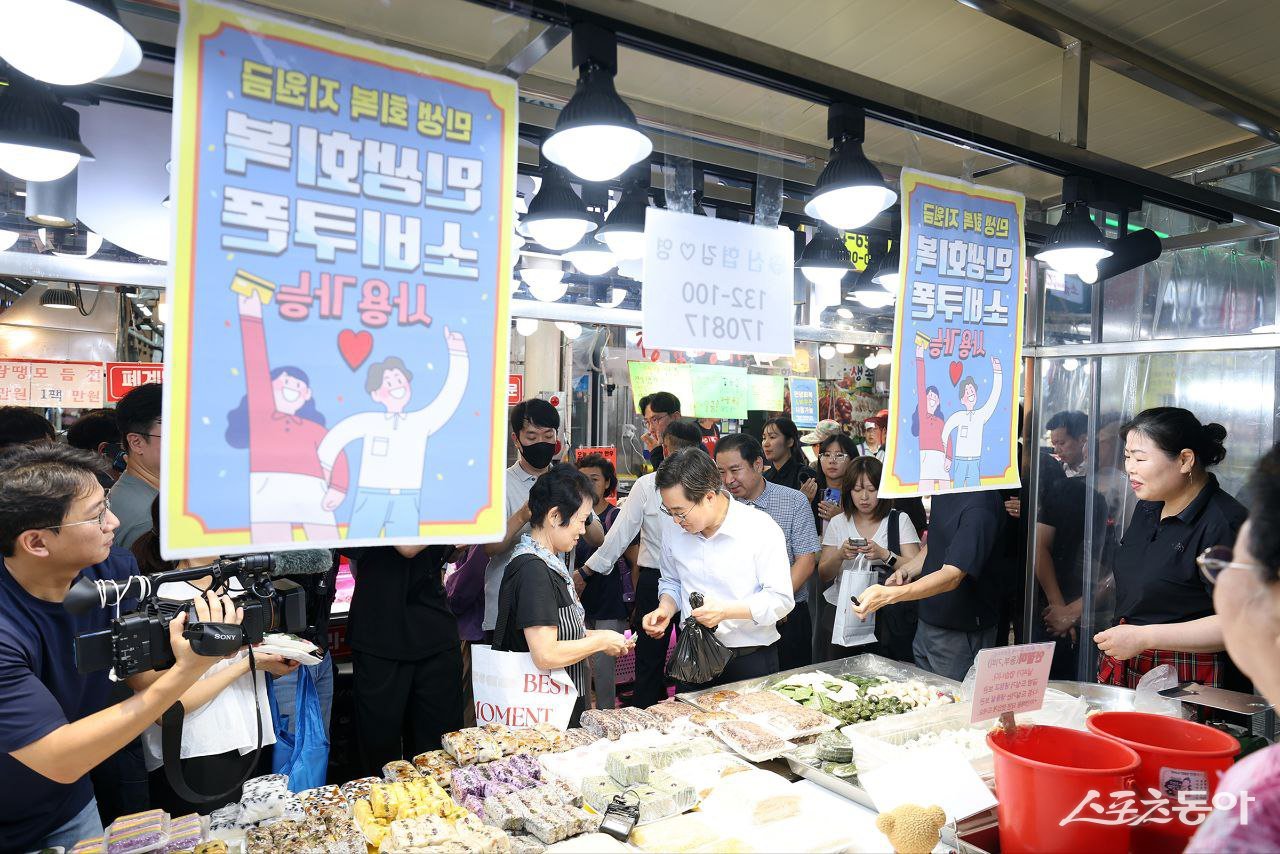 떡집에서는 판매대행을 도우며 손님들에게 제품을 건네고 거스름돈을 받는 모습도 보여 주민들의 호응을 얻었다. 사진제공|경기도