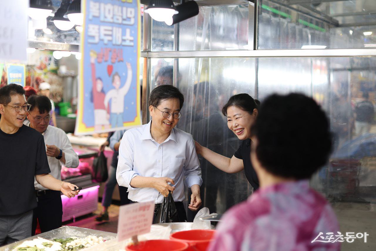 이어진 통복시장 상인 간담회에서 김 지사는 “저도 시장 출신이기 때문에 전통시장의 생기가 저를 힐링하게 한다”고 말하며, 도넛, 국화빵, 호떡, 통감자, 전병, 떡 등 상점들을 직접 방문해 상인들의 목소리를 들었다. 사진제공|경기도