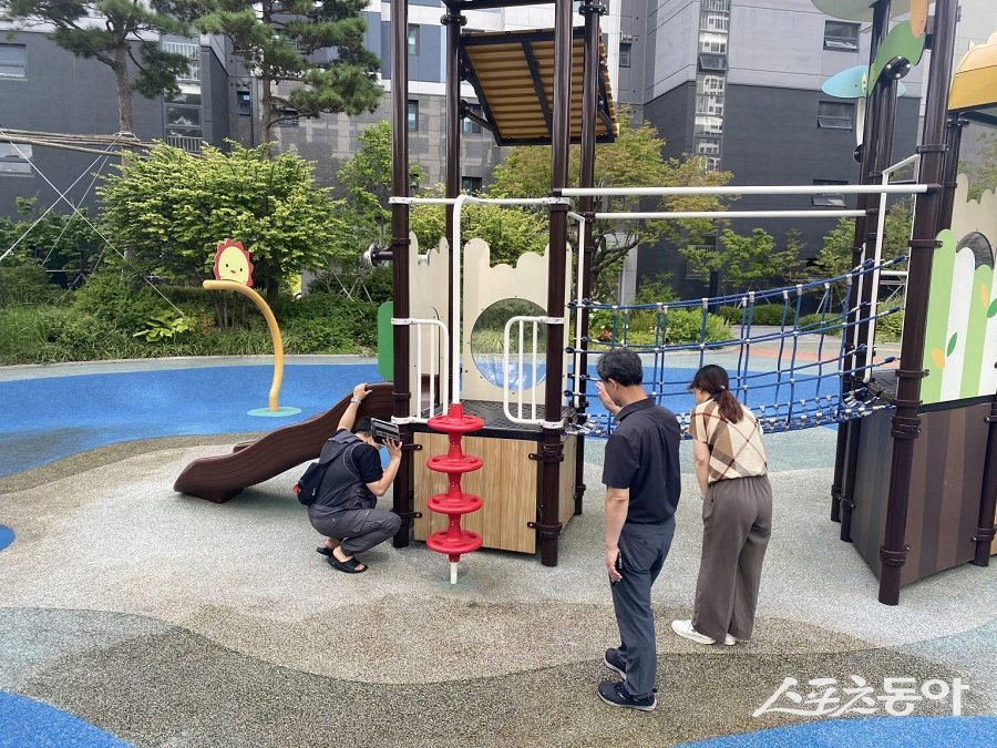 과천시는 지난 20일 여름철 시민들이 안전하게 물놀이를 즐길 수 있도록 관내 ‘물놀이형 놀이시설’ 6개소를 대상으로 민간 전문가와 함께 수시 지도·점검을 실시했다. 사진제공|과천시