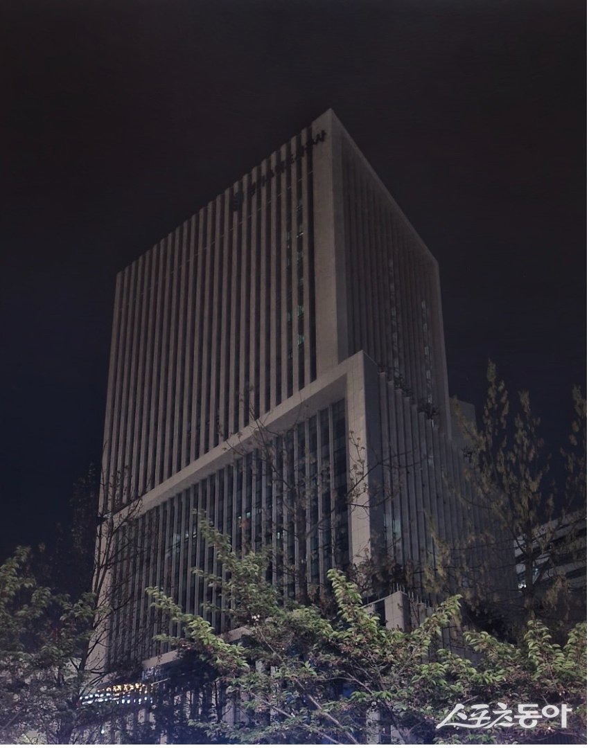 경기주택도시공사(GH)는 22일 ‘제22회 에너지의 날’을 맞아, ‘불을 끄고, 별을 켜다’를 주제로 한 전국 소등 캠페인에 참여했다(본사 소등 모습). 사진제공｜경기주택도시공사