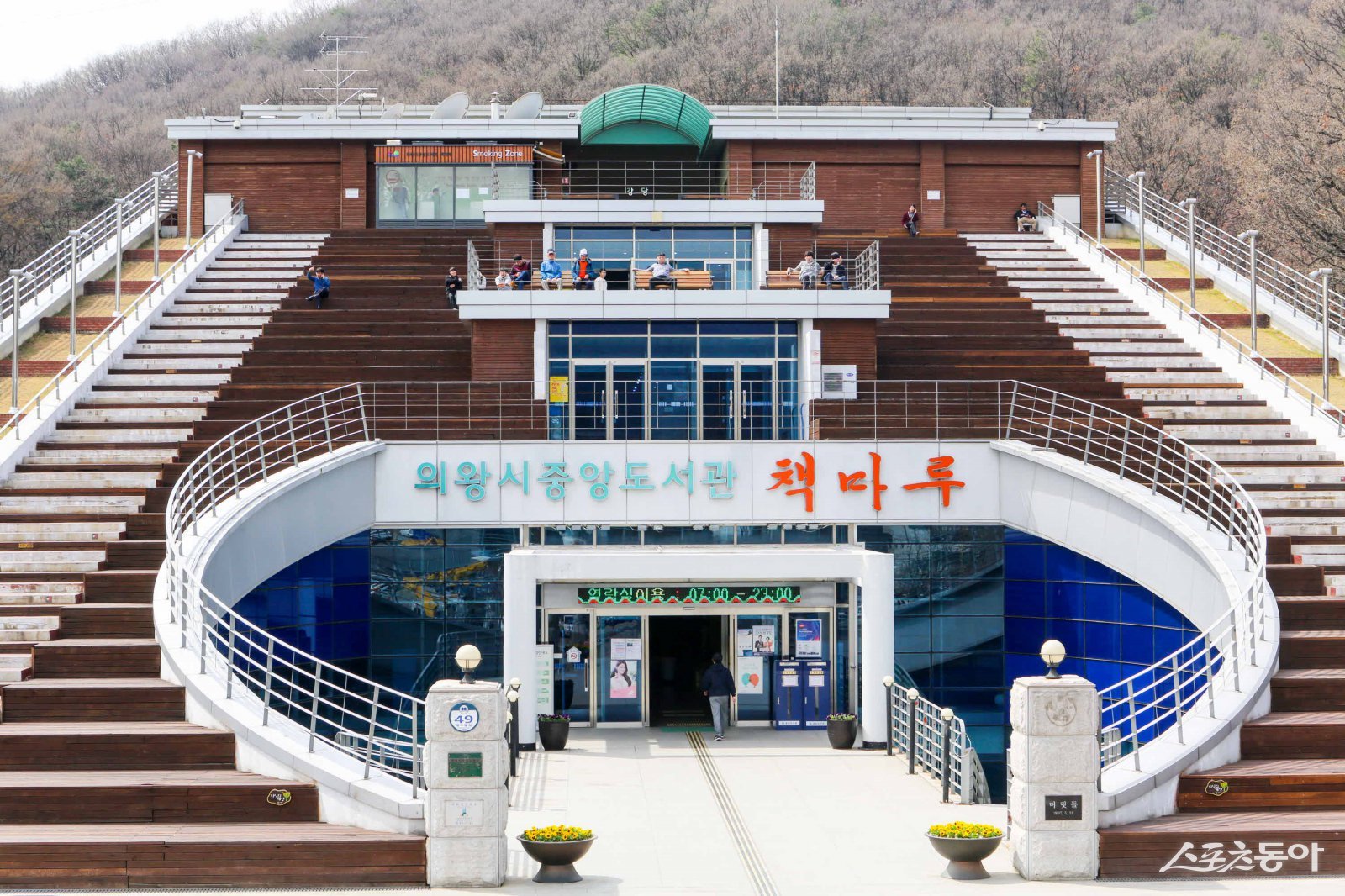 의왕시 중앙도서관은 9월 독서의 달을 맞아 시민들이 책 속 이야기를 더욱 생생하게 체험할 수 있는 저자 초청 강연과 샌드아트 공연을 운영한다(도서관 전경). 사진제공|의왕시