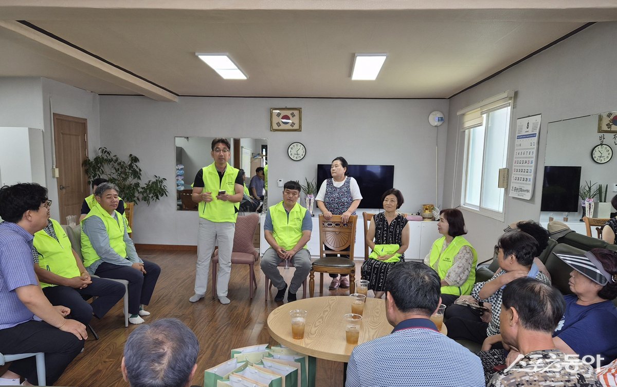 광주시 초월읍 지역사회보장협의체는 지난 20일 복지 사각지대 주민 발굴 및 지원을 위해 ‘우리 동네 이웃사촌’ 특화사업을 진행했다. 사진제공｜광주시