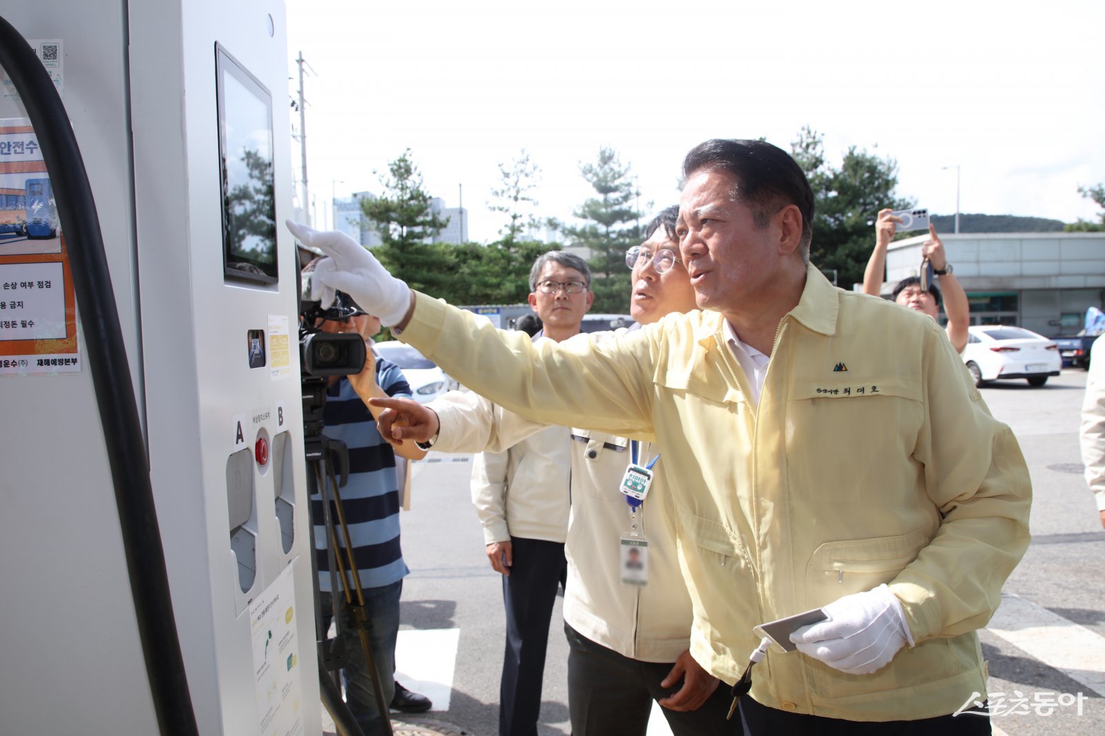 최대호 안양시장이 지난 20일 석수동 공영버스차고지에서 전기버스를 직접 충전해보고 있다. 사진제공｜안양시