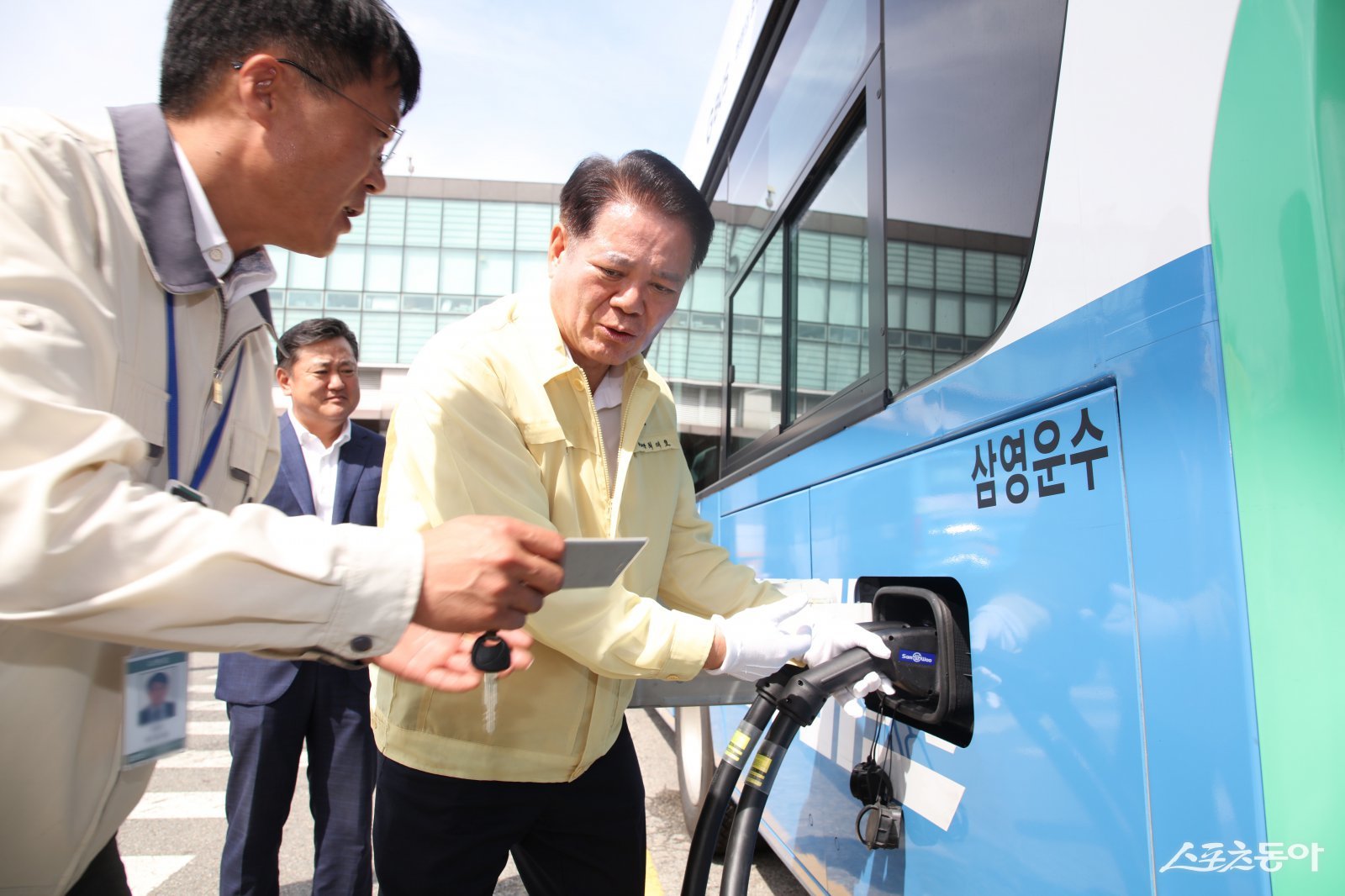 최대호 안양시장이 지난 20일 석수동 공영버스차고지에서 전기버스를 직접 충전해보고 있다. 사진제공｜안양시