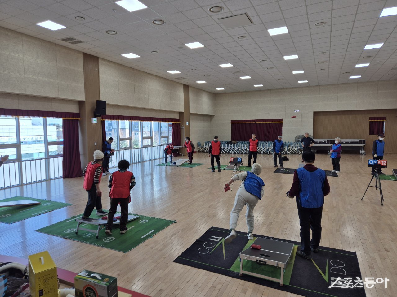 월곶2행복건강센터에서 론볼을 즐기는 어르신들 모습. 사진제공|시흥시