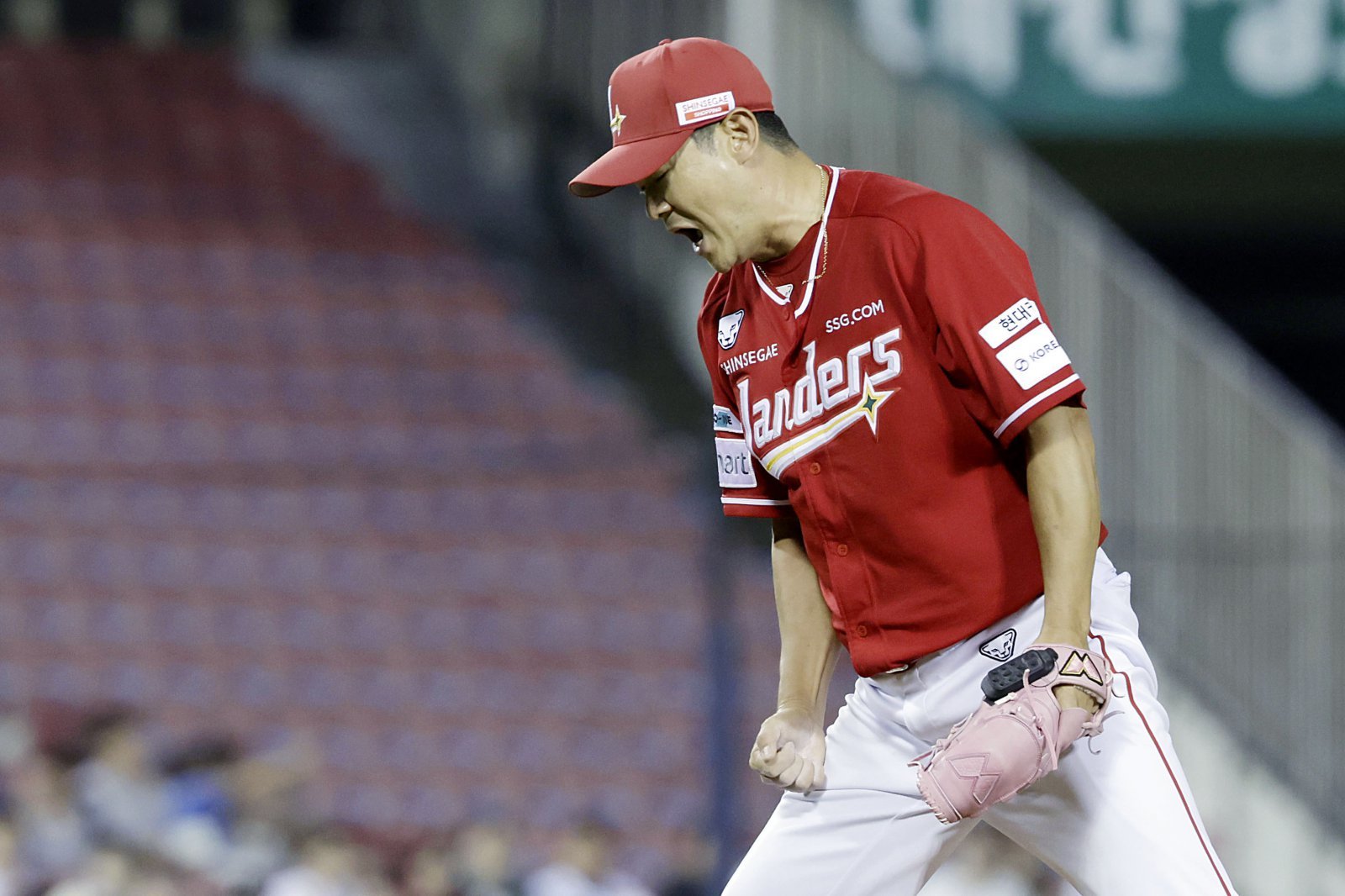 SSG 투수 노경은은 21일 수원 KT와 원정경기에서 9회말 1사 만루를 실점 없이 막아내며 팀 승리에 힘을 보탰다. 그는 8월 깔끔한 투구로 후반기 순위 싸움에 큰 힘이 되고 있다.|뉴시스