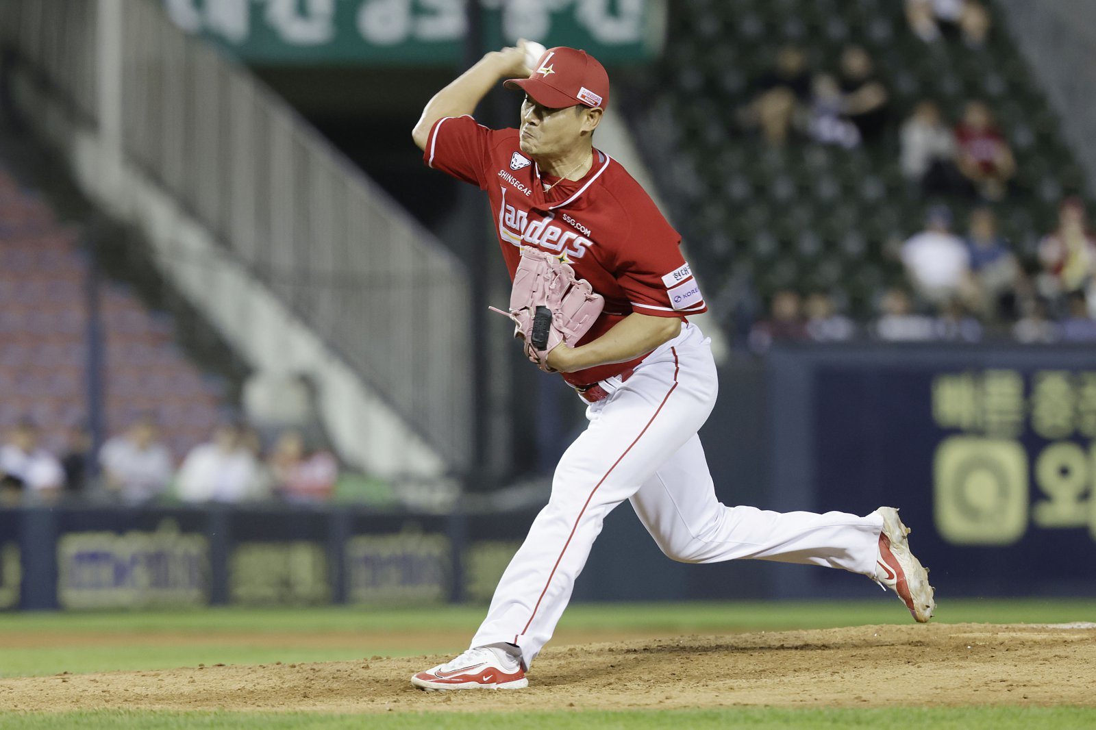 SSG 투수 노경은은 21일 수원 KT와 원정경기에서 9회말 1사 만루를 실점 없이 막아내며 팀 승리에 힘을 보탰다. 그는 8월 깔끔한 투구로 후반기 순위 싸움에 큰 힘이 되고 있다.|뉴시스