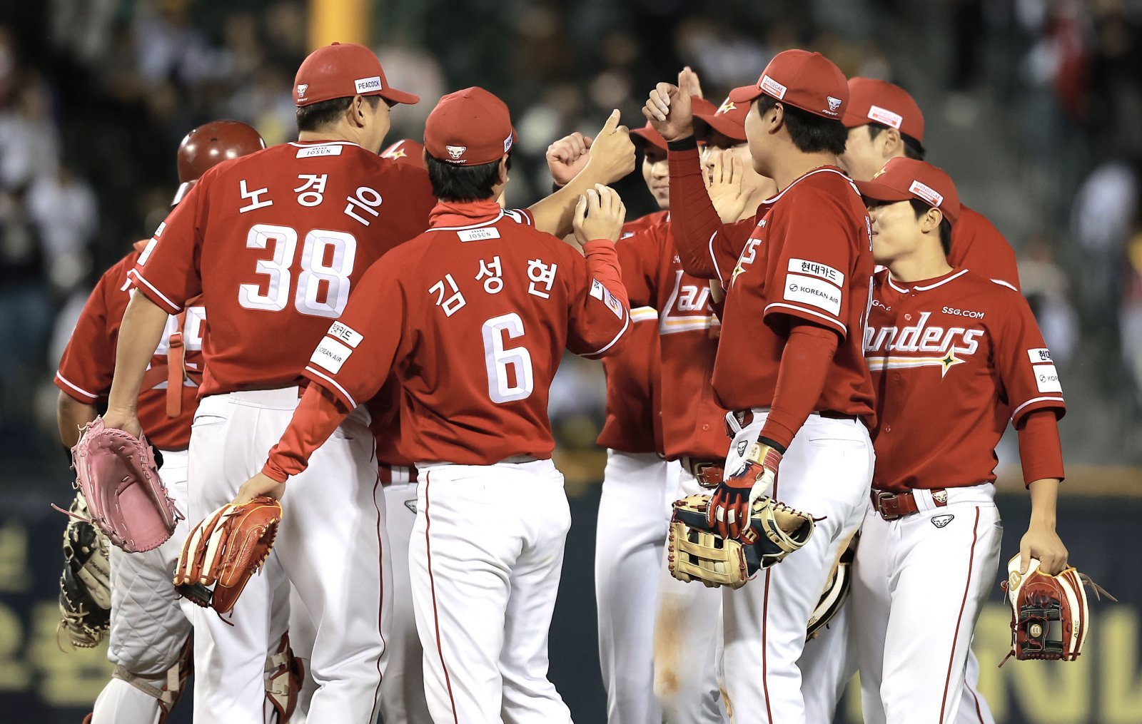 SSG 투수 노경은(38번)은 21일 수원 KT와 원정경기에서 9회말 1사 만루를 실점 없이 막아내며 팀 승리에 힘을 보탰다. 그는 8월 깔끔한 투구로 후반기 순위 싸움에 큰 힘이 되고 있다.|뉴시스