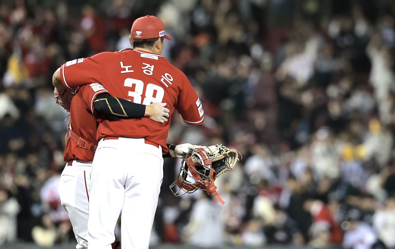 SSG 투수 노경은(38번)은 21일 수원 KT와 원정경기에서 9회말 1사 만루를 실점 없이 막아내며 팀 승리에 힘을 보탰다. 그는 8월 깔끔한 투구로 후반기 순위 싸움에 큰 힘이 되고 있다.|뉴시스