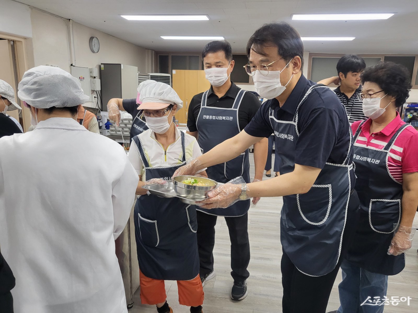 인천 남동구 만월복지관(관장 임경임)은 지난 21일 무더위 속 어르신들의 건강한 여름나기를 돕기 위해 ‘삼계탕 나눔 행사’를 열었다(국민의힘 남동을 당협 신재경 위원장을 비롯해 이인교 시의원, 이용우 구의원 등 10여 명의 당원들이 자원봉사에 참여한 모습). 사진제공|만월복지관