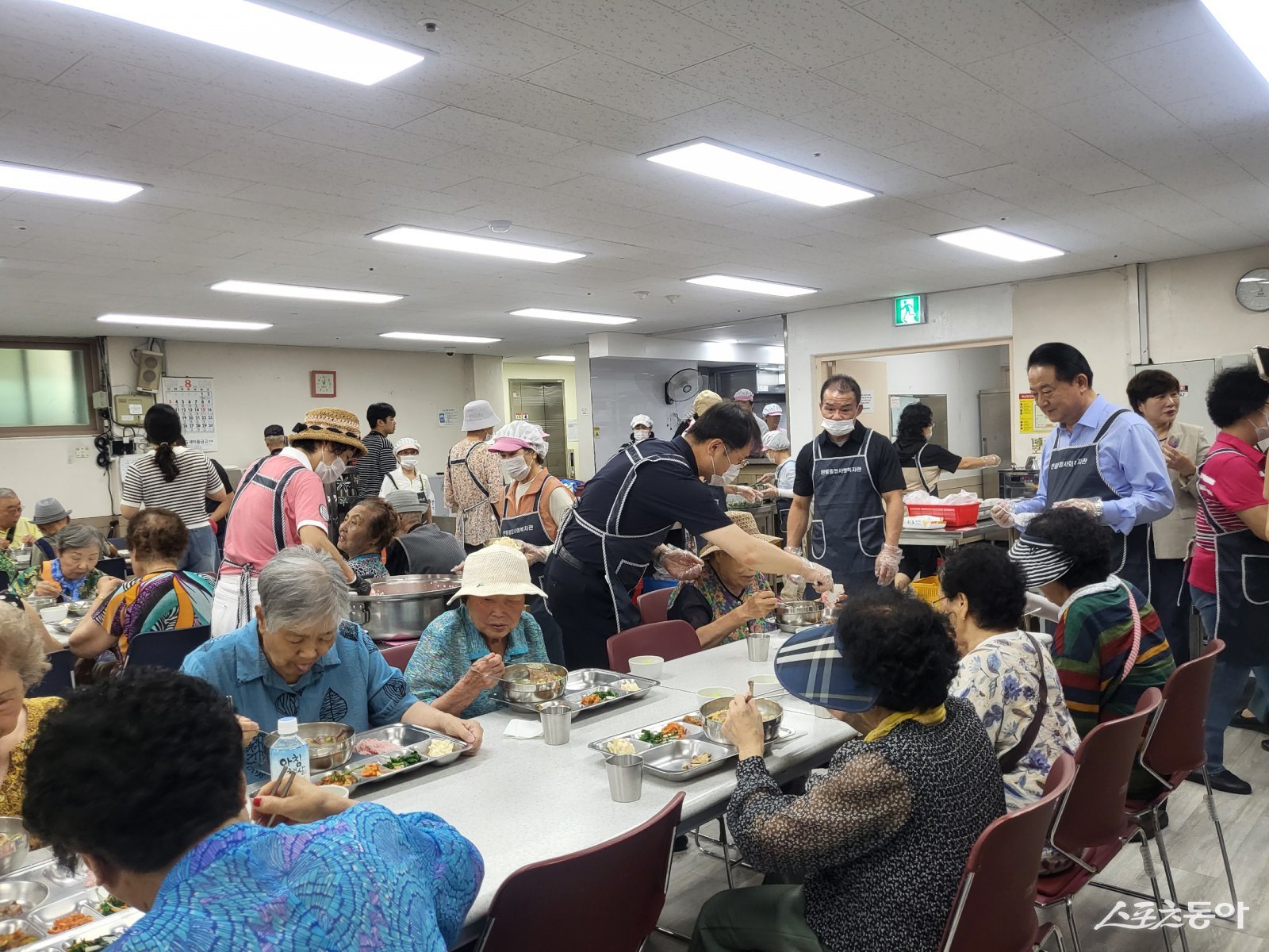 인천 남동구 만월복지관(관장 임경임)은 지난 21일 무더위 속 어르신들의 건강한 여름나기를 돕기 위해 ‘삼계탕 나눔 행사’를 열었다(국민의힘 남동을 당협 신재경 위원장을 비롯해 이인교 시의원, 이용우 구의원 등 10여 명의 당원들이 자원봉사에 참여한 모습). 사진제공|만월복지관