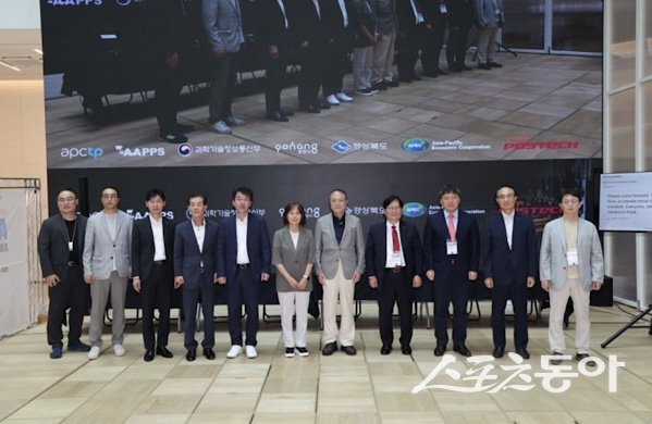 포항시 체인지업 그라운드와 포스코 국제관에서 21일부터 22일까지 열린 ‘2025 APEC 정상회의 기념 미래 양자기술 전망 포럼과 심포지엄’이 마무리된 후 기념촬영을 하고 있다. 사진제공ㅣ포항시