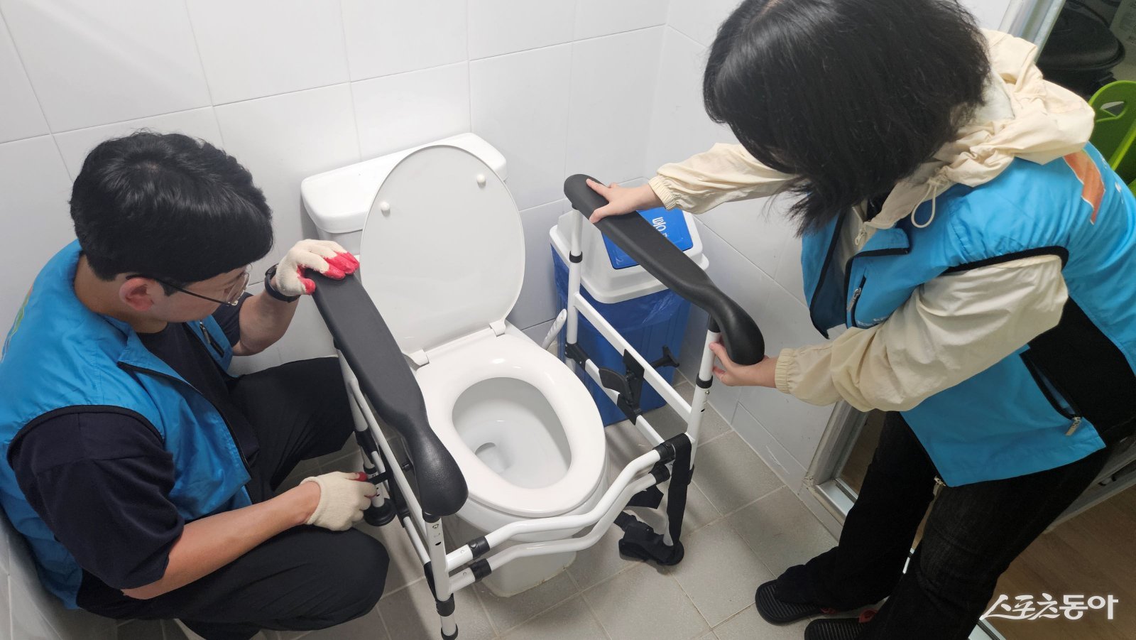 한국농어촌공사 노사가 22일 전남 나주 포두·동녕 마을에서 ‘공동체 공간 개보수 활동’을 공동 실시했다. 사진제공=한국농어촌공사