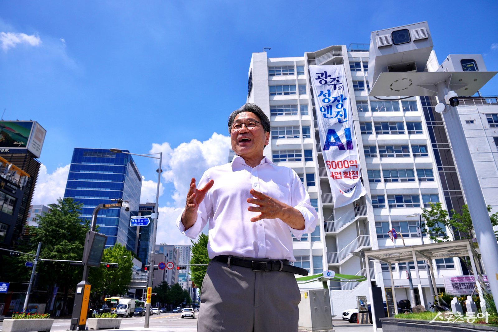 강기정 광주광역시장은 인공지능(AI) 2단계 사업 예타면제가 최종확정된 22일 5·18민주광장에서 AI사업 비전을 설명하고 있다. 이날 전일빌딩245에는 AI 예타면제를 축하하는 현수막이 내걸렸다. 사진제공=광주광역시