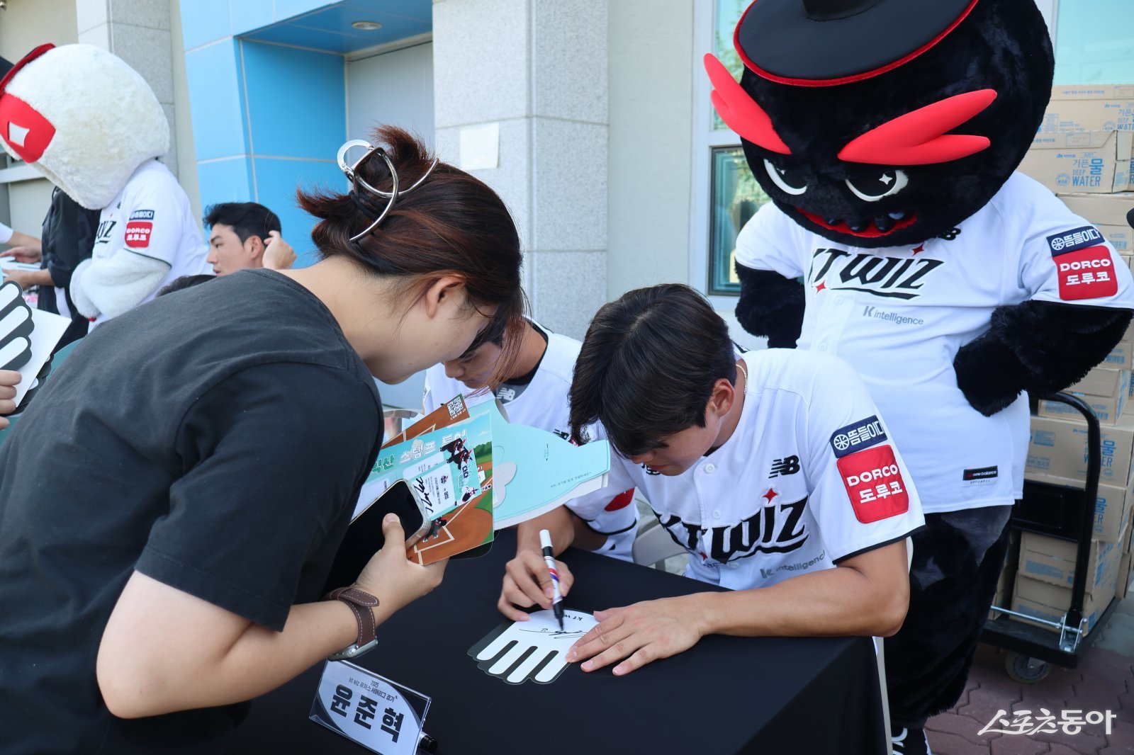 KT 윤준혁(오른쪽)이 팬에게 사인을 해주고 있다. 사진제공|KT 위즈