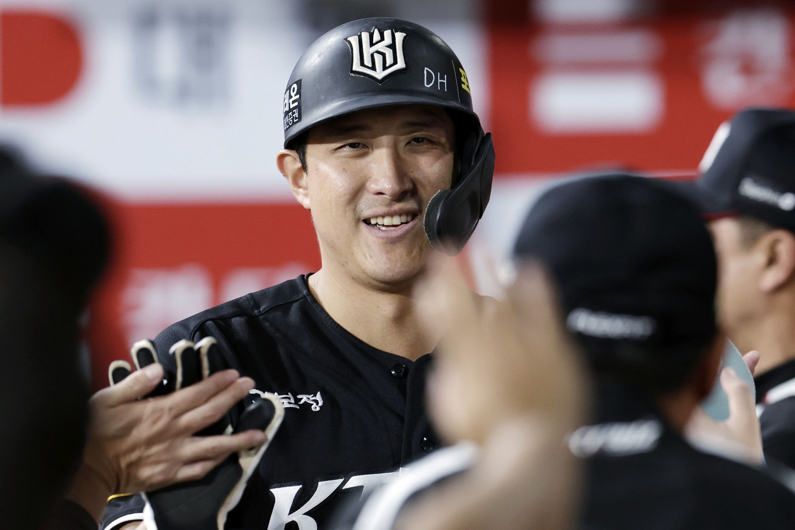 KT 황재균이 22일 잠실 두산전에서 만루홈런을 쳐냈다. 뉴시스