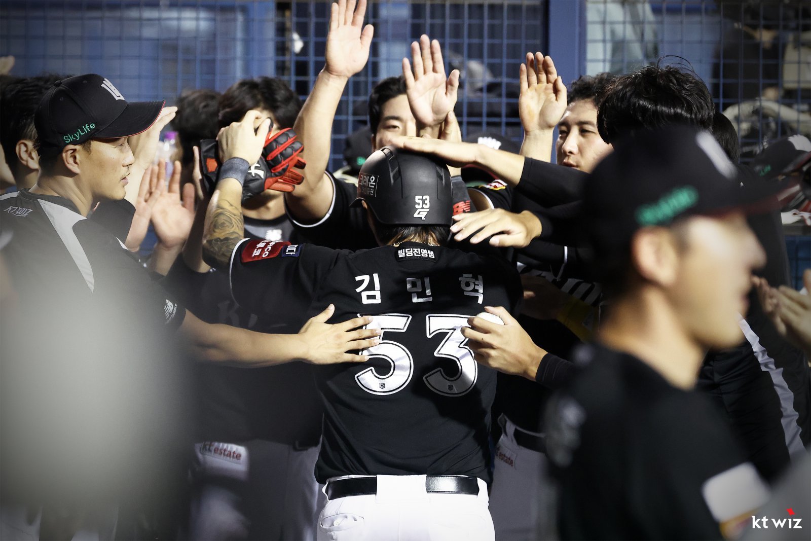 KT 김민혁이 22일 잠실 두산전에서 결승타 포함 4타수 2안타 3타점의 활약으로 팀의 13-8 승리를 이끌었다. 득점한 뒤 동료들에게 축하를 받는 김민혁. 사진제공｜KT 위즈