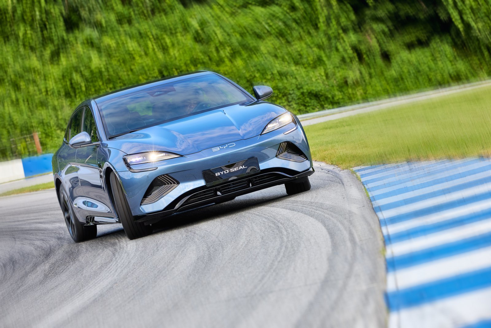 BYD 전기 세단 씰은 530마력 전기모터와 82.5kWh 배터리를 기반으로, 정지 상태에서 시속 100km까지 단 3.8초 만에 도달한다. 사진제공|BYD 코리아