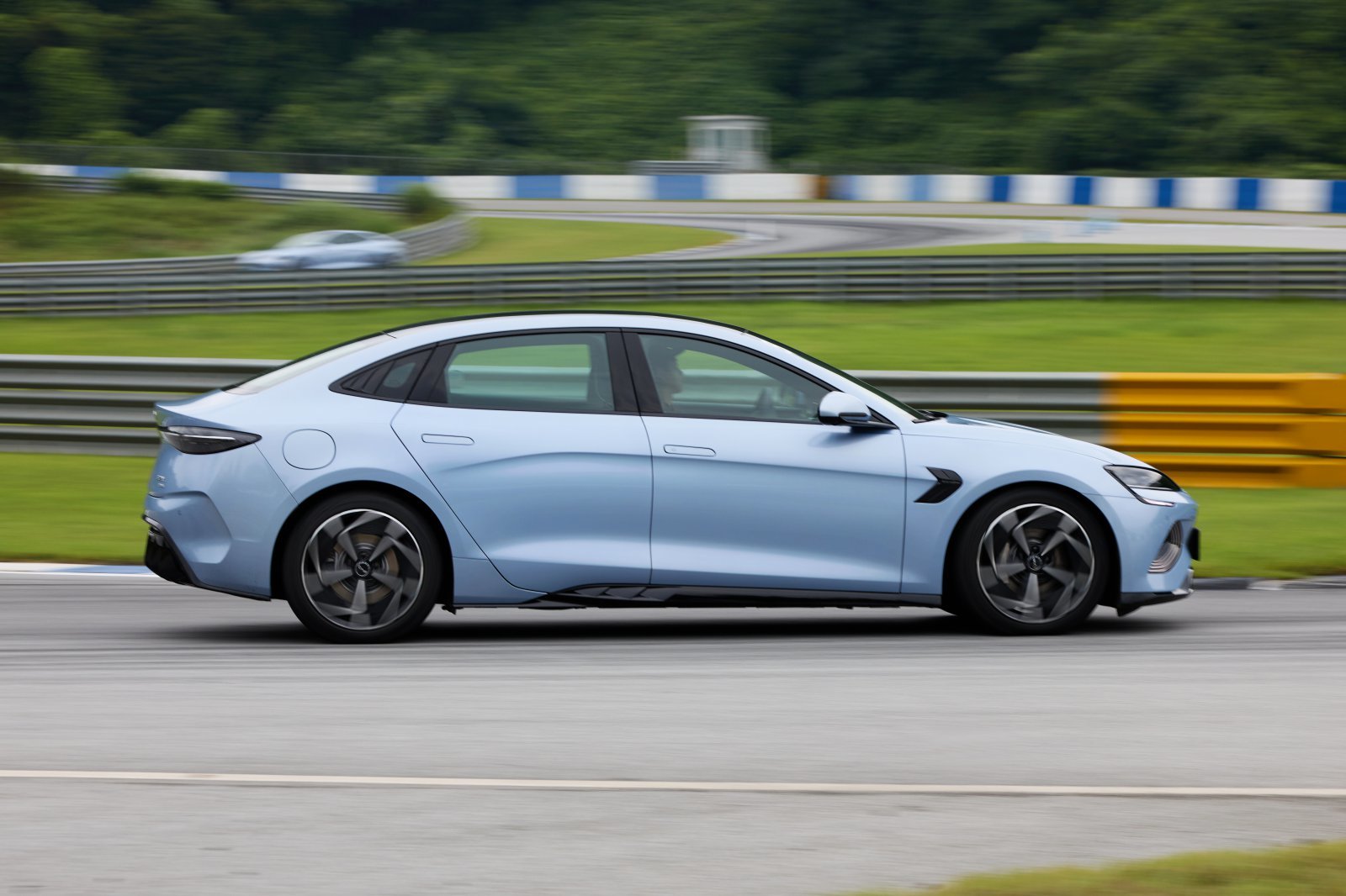 BYD 씰은 낮고 길게 뻗은 차체 라인과 유려한 곡선으로 전기 세단의 스포티한 이미지를 강조한다. 사진제공|BYD 코리아