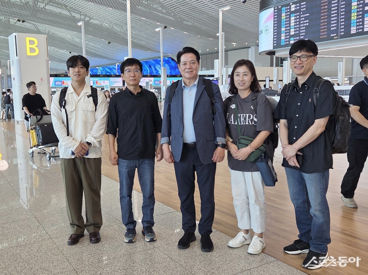 최대호 안양시장이 체코와 오스트리아에서 진행되는 목민관클럽 도시정책연수에 참가하기 위해 23일 출국했다. 사진제공｜안양시