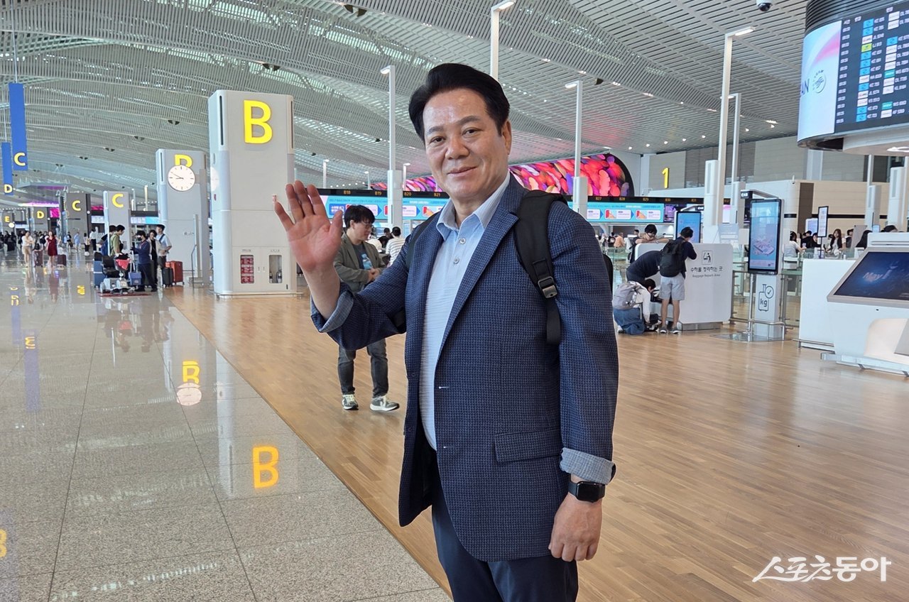 최대호 안양시장이 체코와 오스트리아에서 진행되는 목민관클럽 도시정책연수에 참가하기 위해 23일 출국했다. 사진제공｜안양시