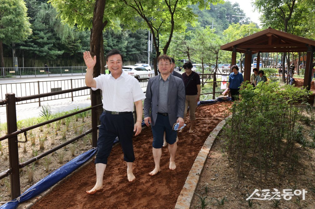 의왕시(시장 김성제)는 지난 22일 오전 오전진달래공원에서 ‘황톳길’ 개장식을 열었다. 사진제공|의왕시