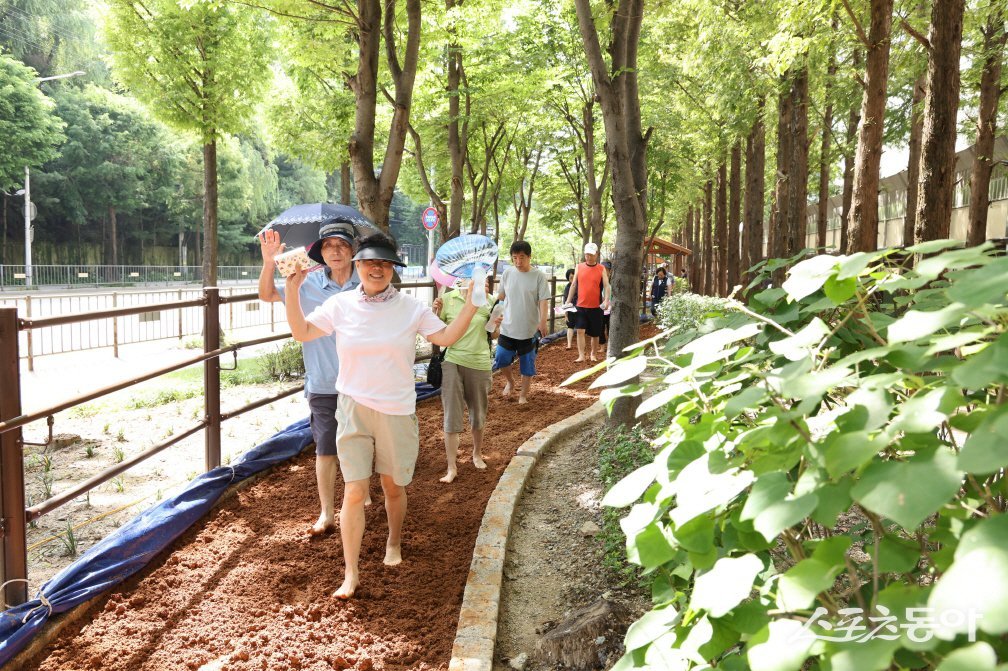 의왕시(시장 김성제)는 지난 22일 오전 오전진달래공원에서 ‘황톳길’ 개장식을 열었다. 사진제공|의왕시